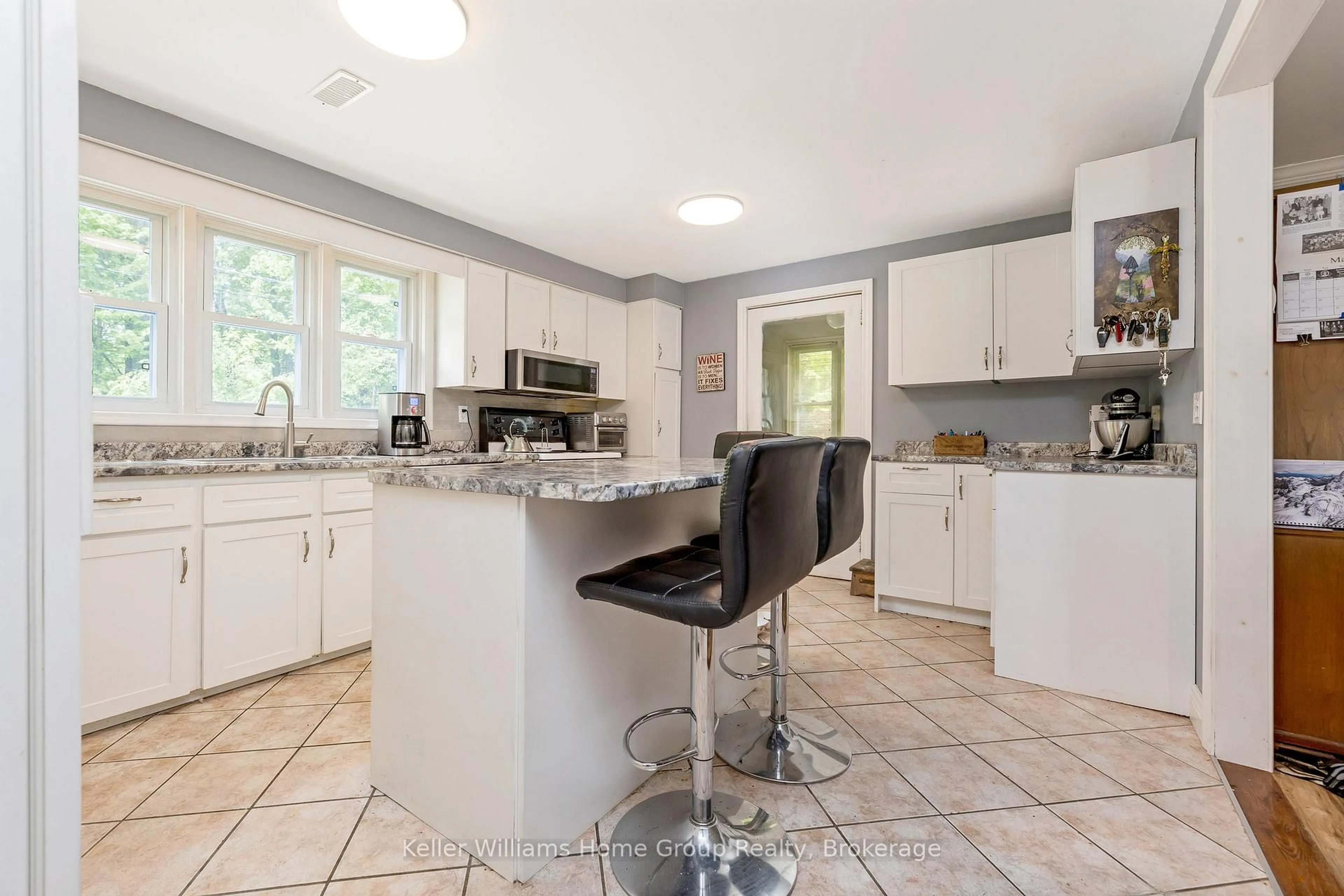 Open concept kitchen, ceramic/tile floor for 6628 17 Sdrd, Halton Hills Ontario L7J 2M1