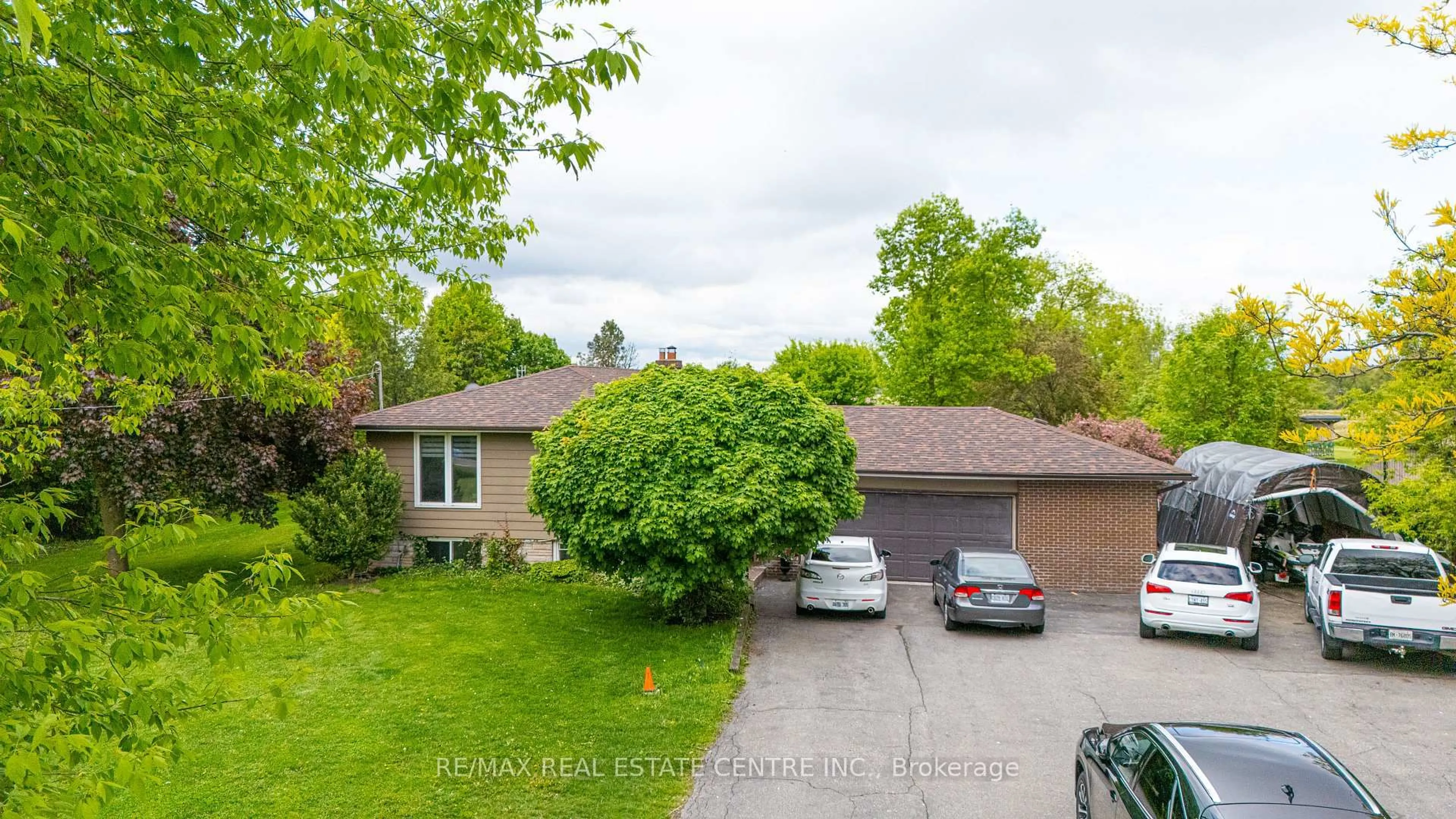 A pic from outside/outdoor area/front of a property/back of a property/a pic from drone, street for 8136 Hornby Rd, Halton Hills Ontario L0P 1E0