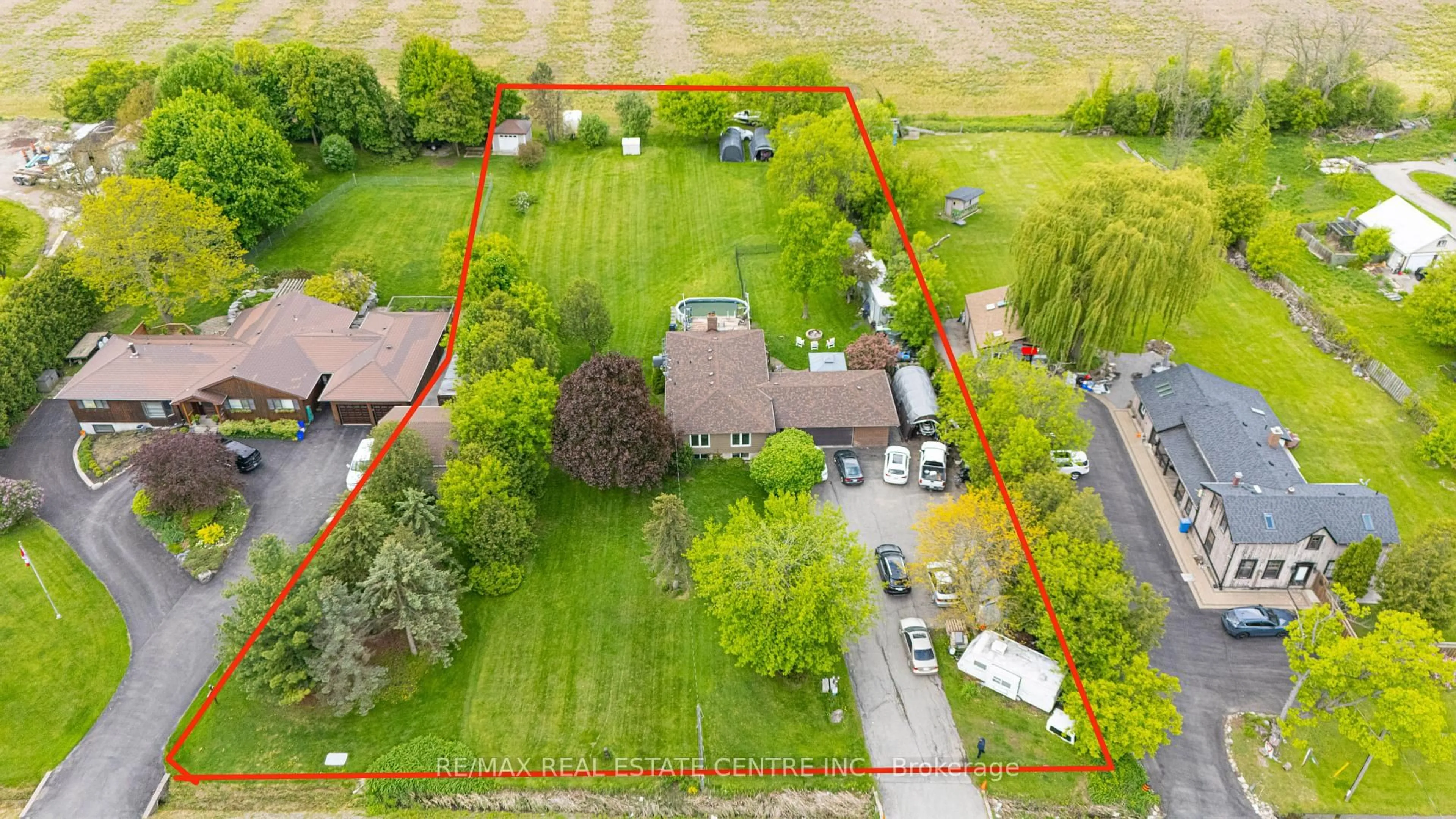 A pic from outside/outdoor area/front of a property/back of a property/a pic from drone, street for 8136 Hornby Rd, Halton Hills Ontario L0P 1E0