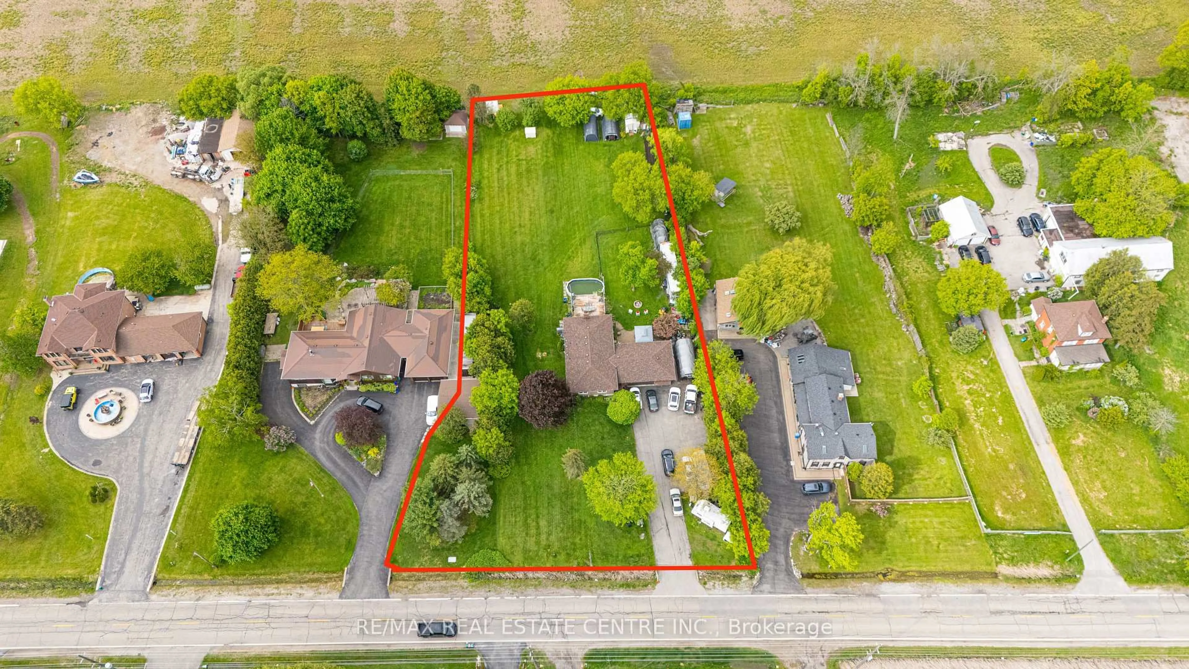 A pic from outside/outdoor area/front of a property/back of a property/a pic from drone, street for 8136 Hornby Rd, Halton Hills Ontario L0P 1E0