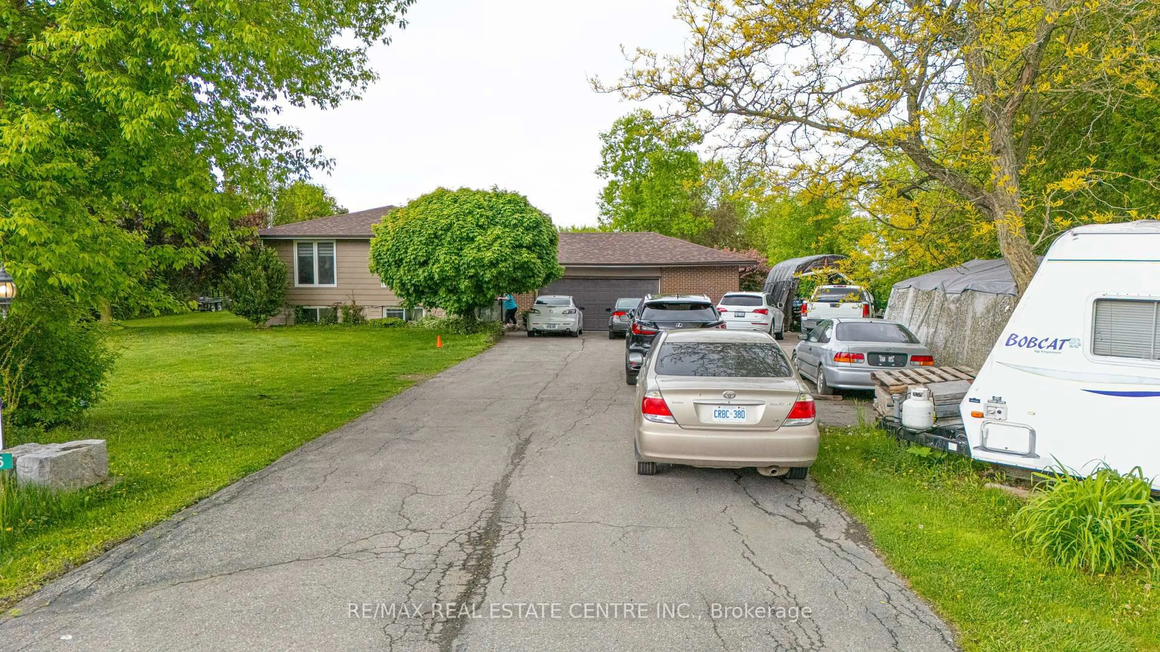 A pic from outside/outdoor area/front of a property/back of a property/a pic from drone, street for 8136 Hornby Rd, Halton Hills Ontario L0P 1E0