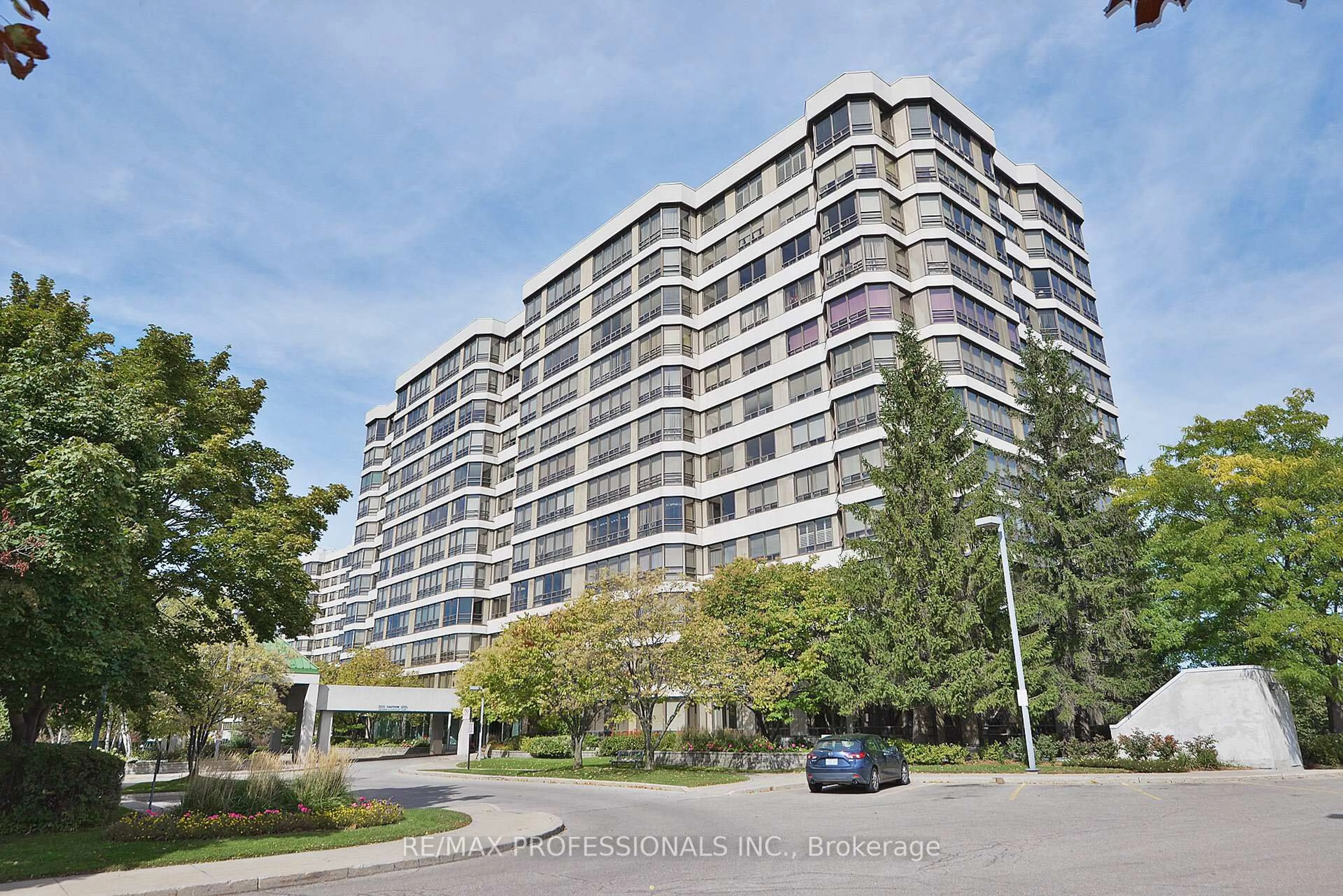 Indoor foyer for 320 Mill St #401, Brampton Ontario L6Y 3V2