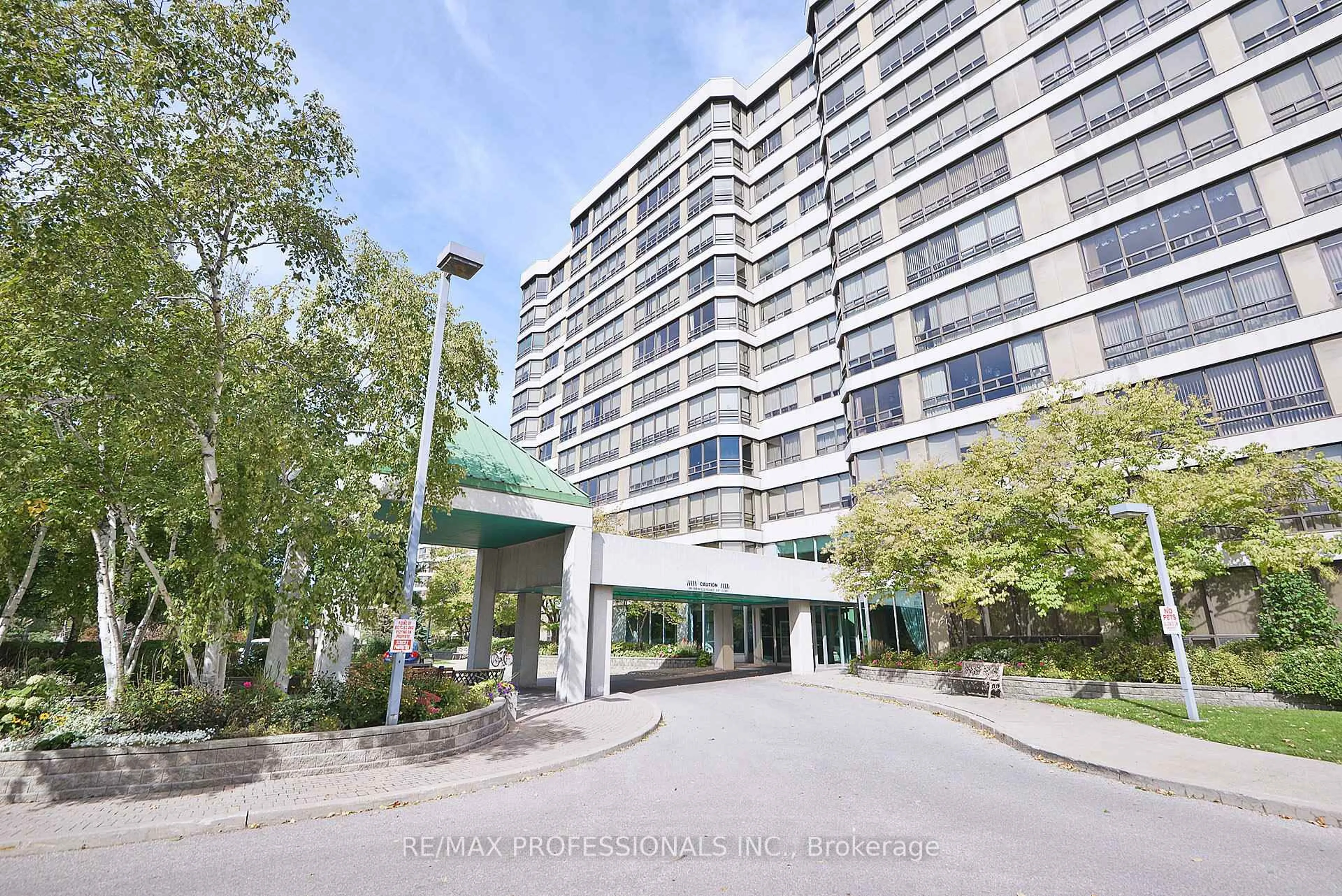Indoor foyer for 320 Mill St #401, Brampton Ontario L6Y 3V2