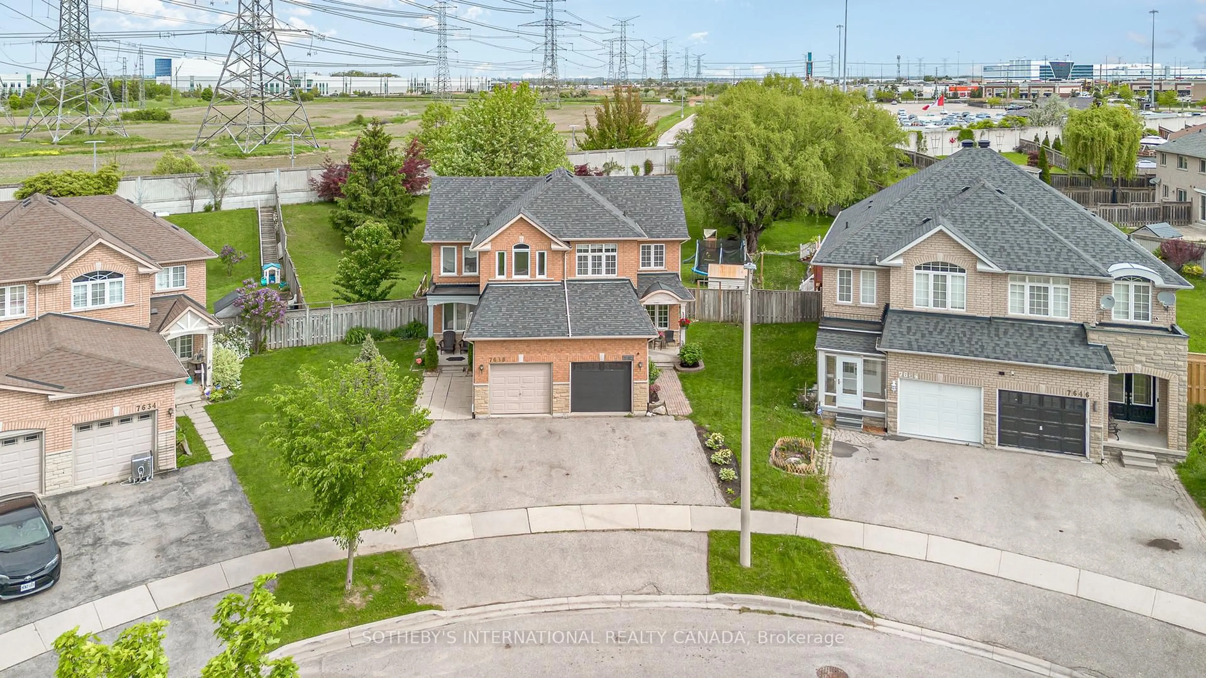 A pic from outside/outdoor area/front of a property/back of a property/a pic from drone, street for 7640 Black Walnut Tr, Mississauga Ontario L5N 8A7