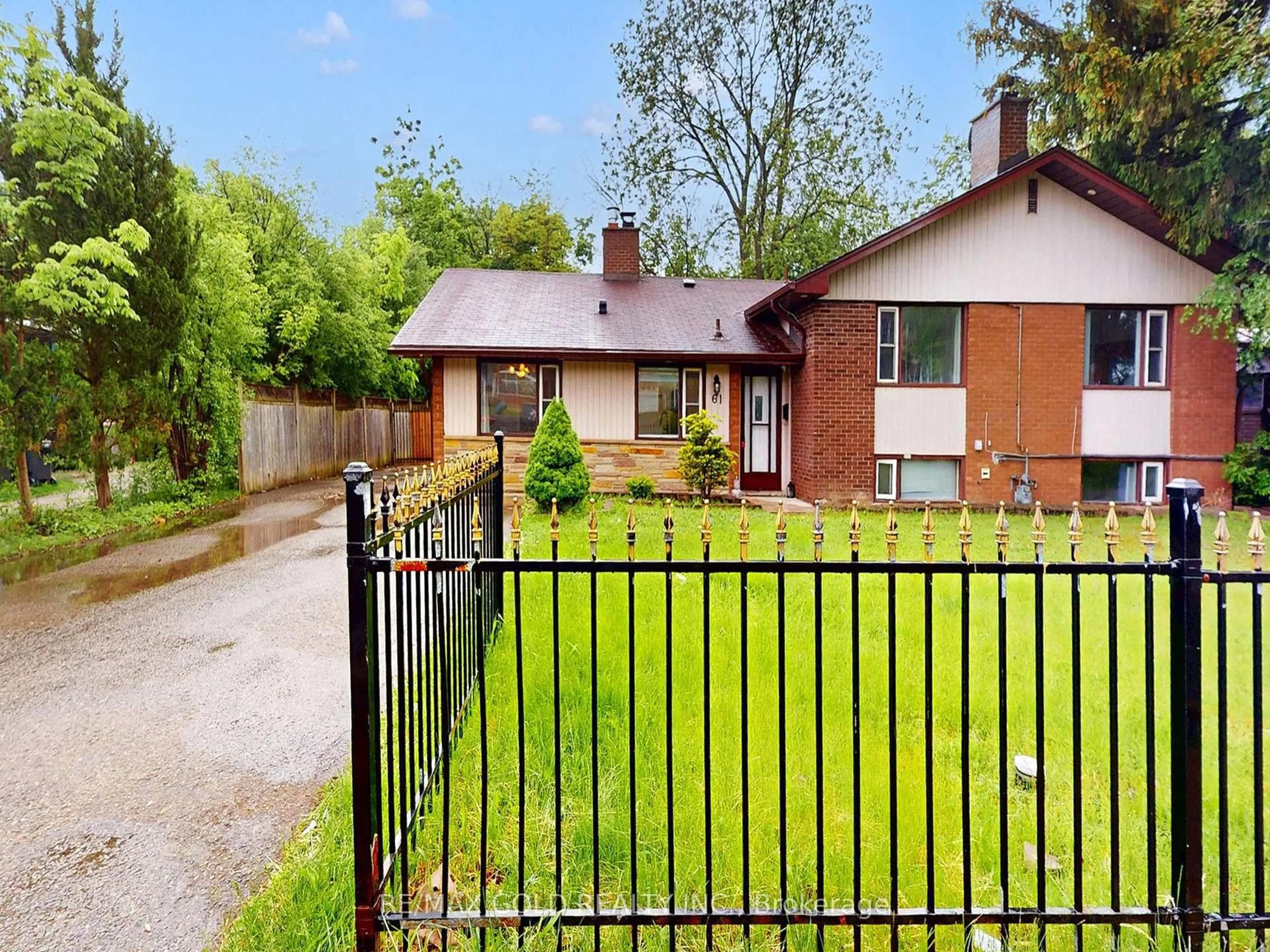 A pic from outside/outdoor area/front of a property/back of a property/a pic from drone, street for 61 Centre St, Brampton Ontario L6V 1T1