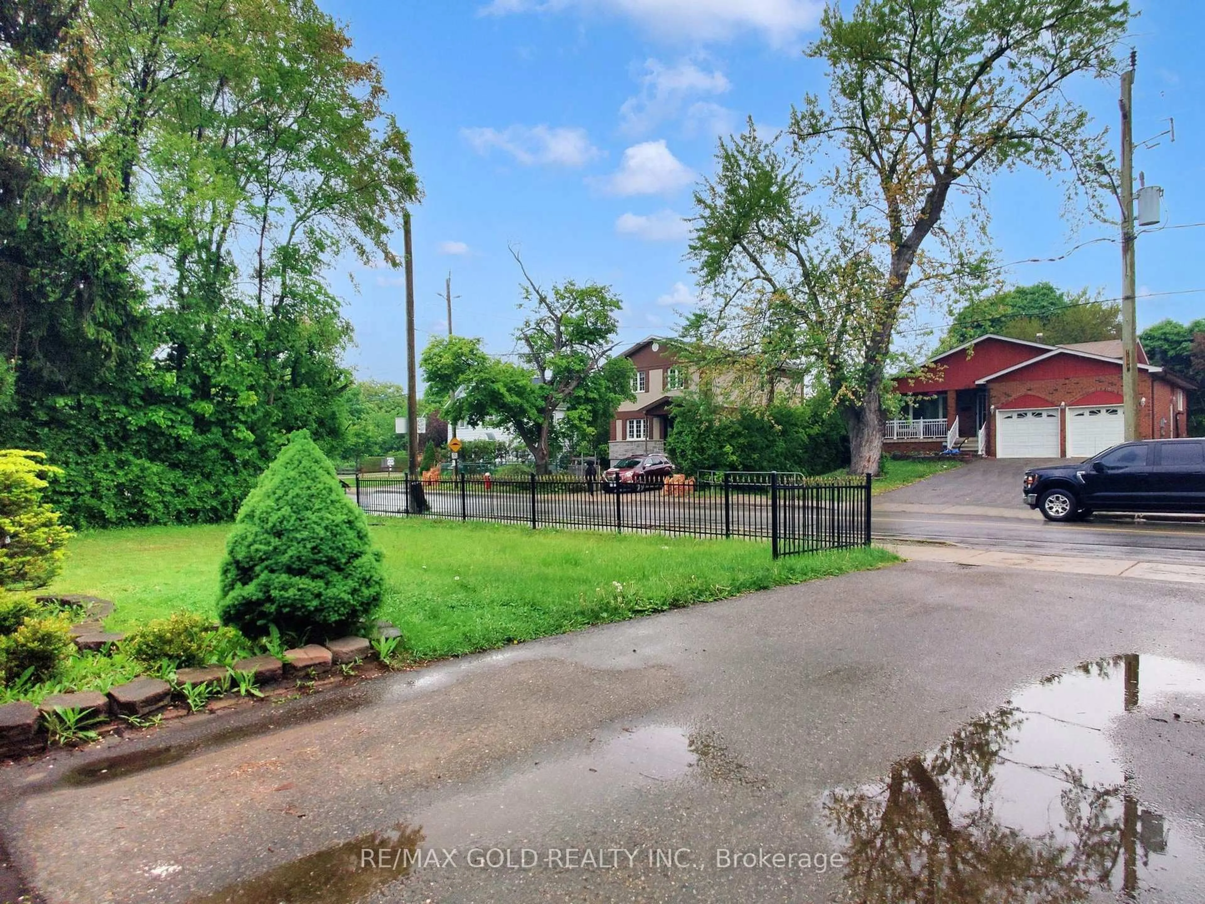 A pic from outside/outdoor area/front of a property/back of a property/a pic from drone, street for 61 Centre St, Brampton Ontario L6V 1T1