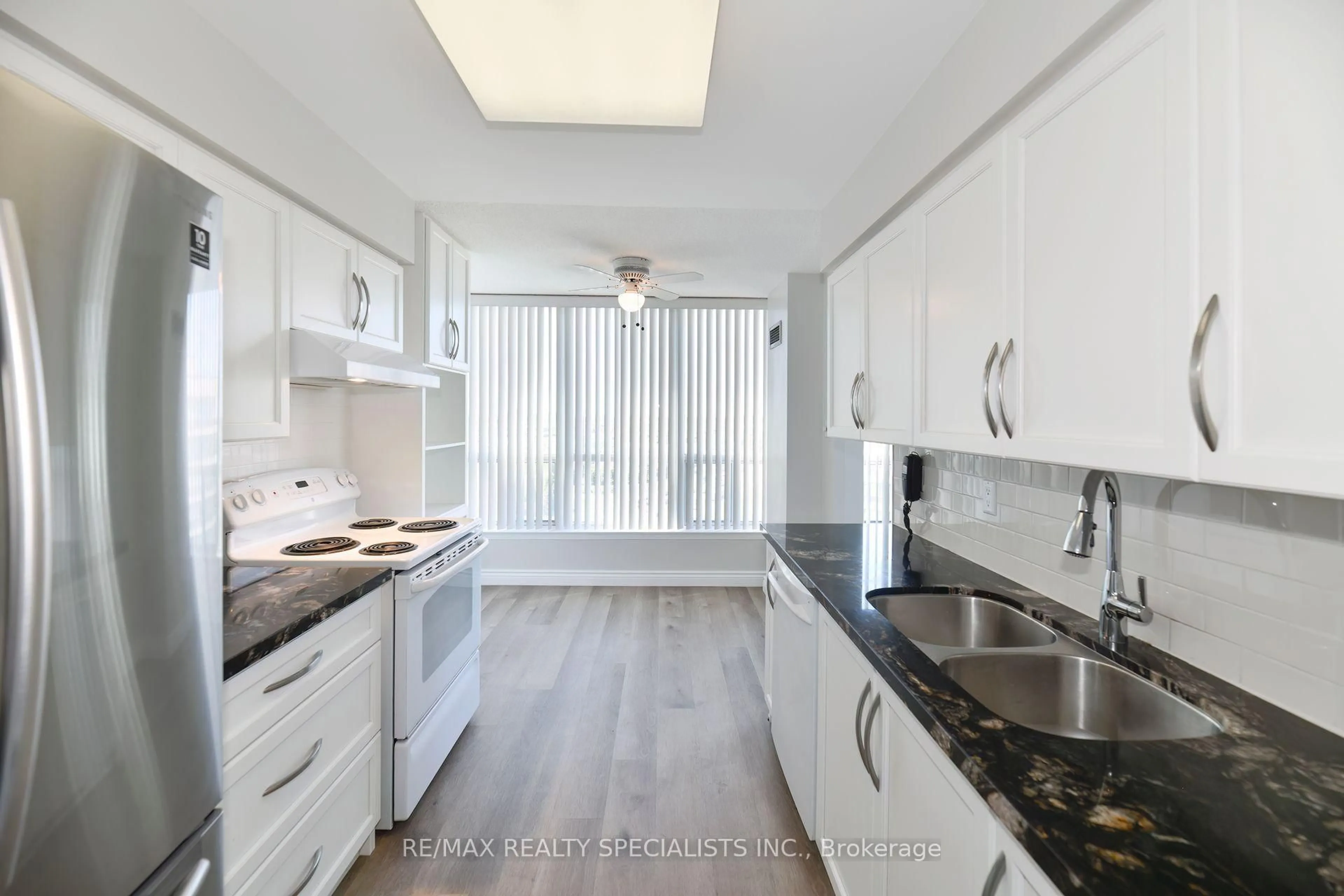 Standard kitchen, unknown for 10 Laurelcrest St #1212, Brampton Ontario L6S 5Y3