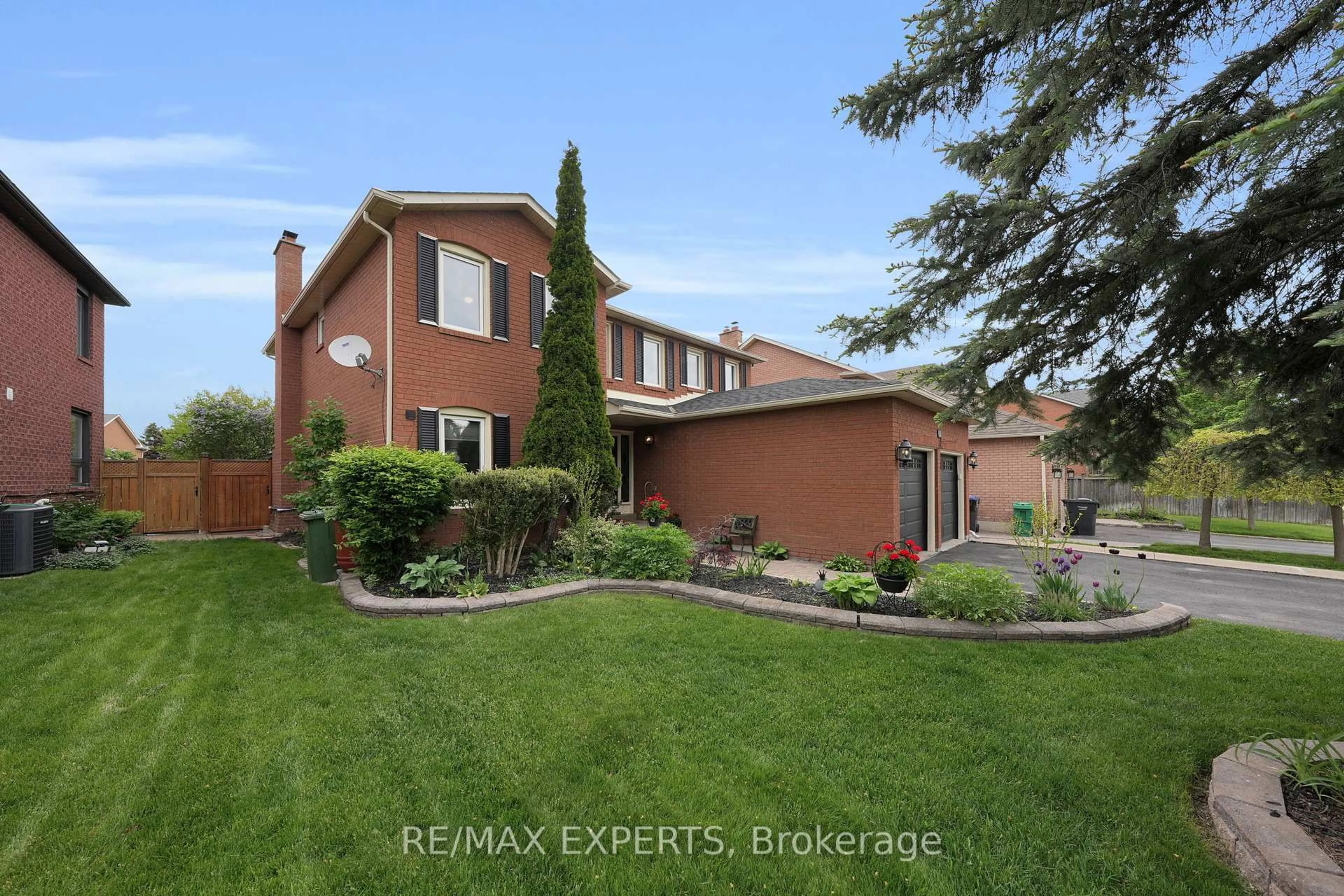 A pic from outside/outdoor area/front of a property/back of a property/a pic from drone, street for 60 Taylorwood Ave, Caledon Ontario L7E 1J5