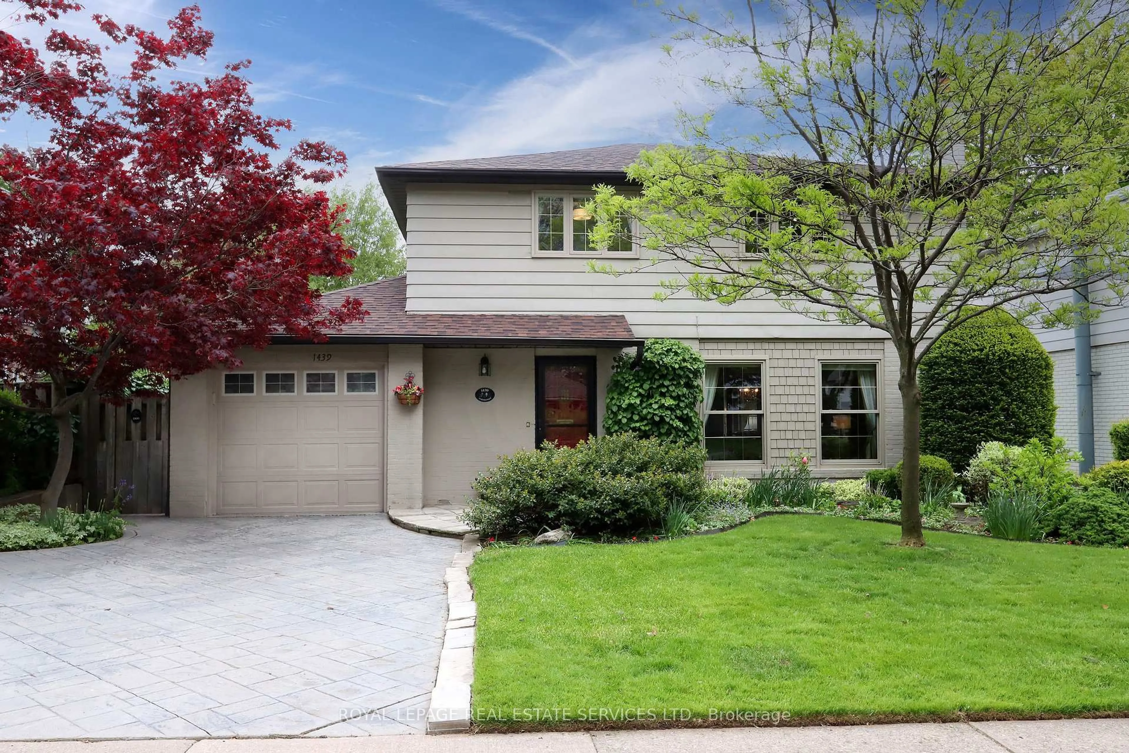 Home with vinyl exterior material, street for 1439 Glen Rutley Circ, Mississauga Ontario L4X 1Z8