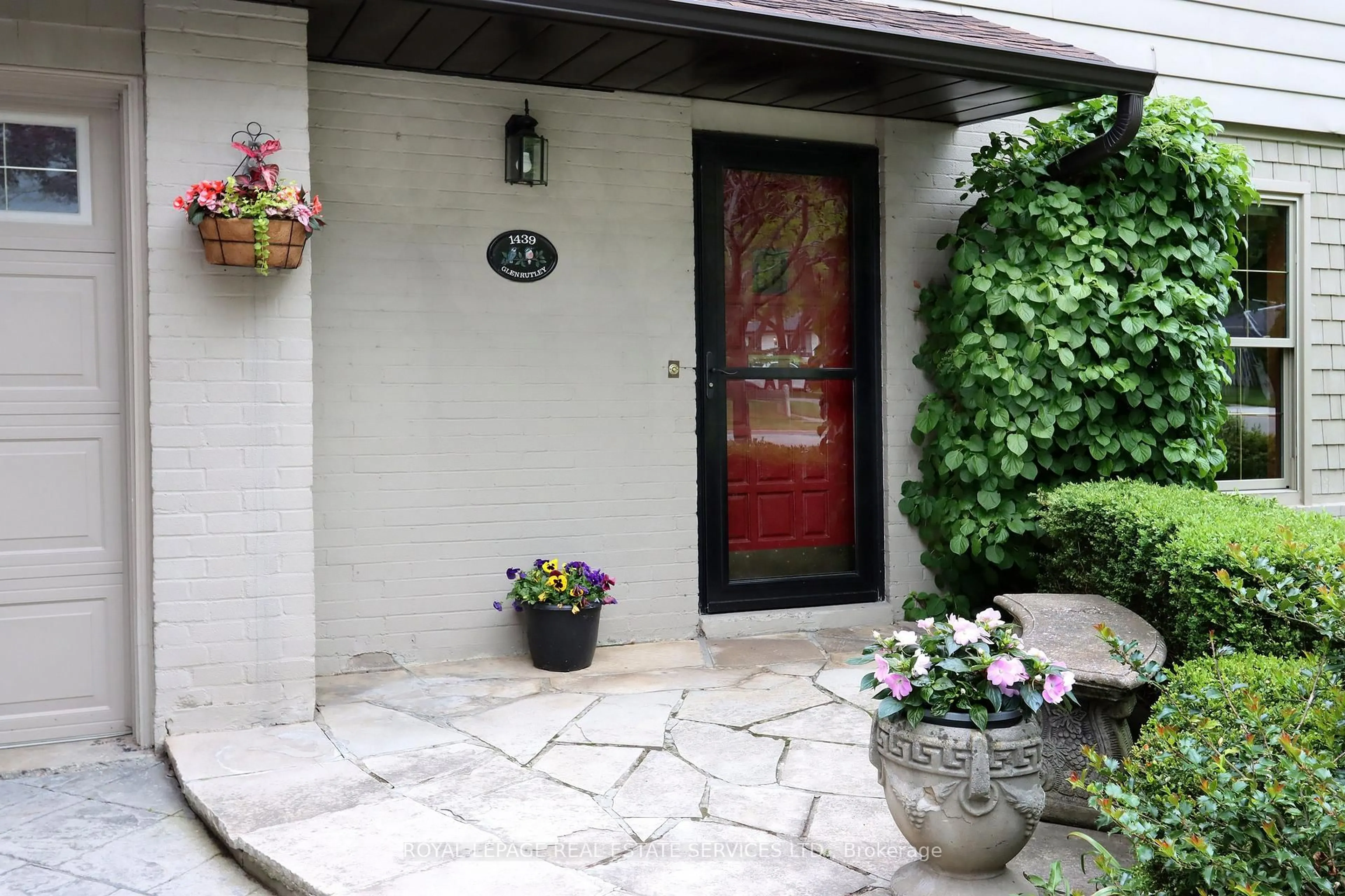 Indoor entryway for 1439 Glen Rutley Circ, Mississauga Ontario L4X 1Z8