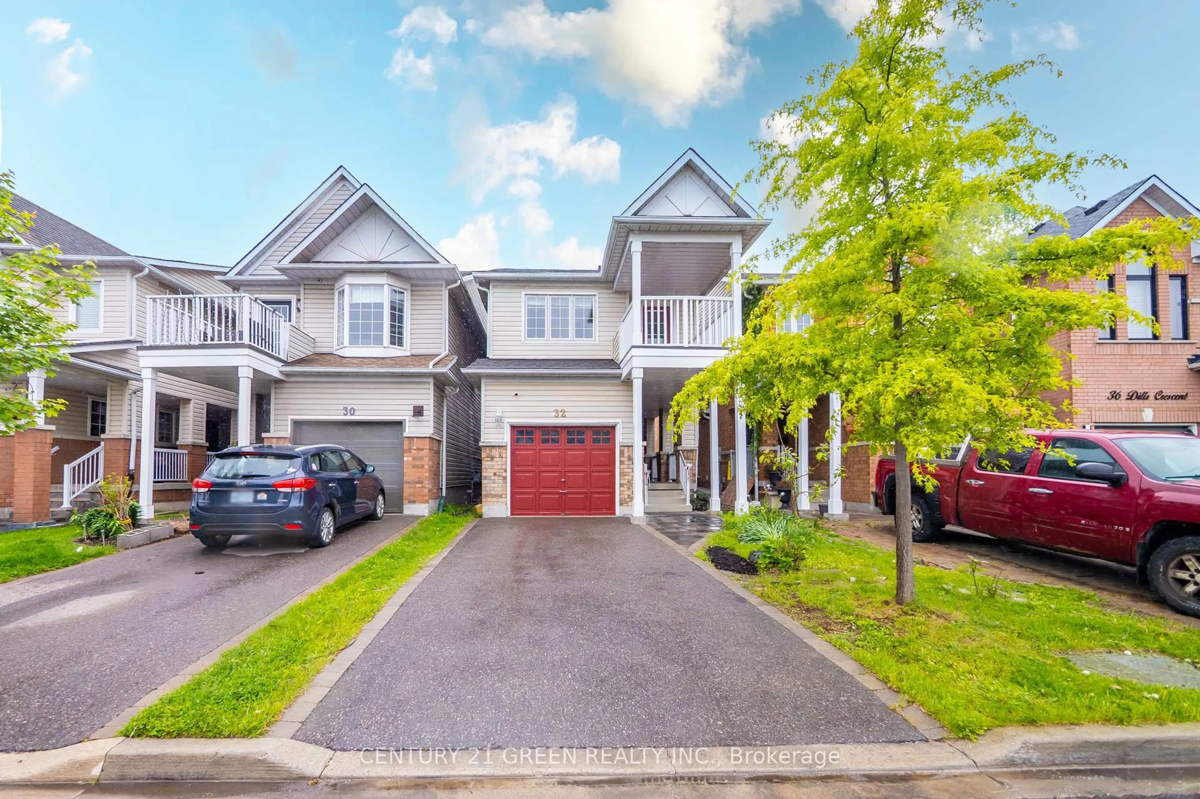 A pic from outside/outdoor area/front of a property/back of a property/a pic from drone, street for 32 Dills Cres, Milton Ontario L9T 5P9