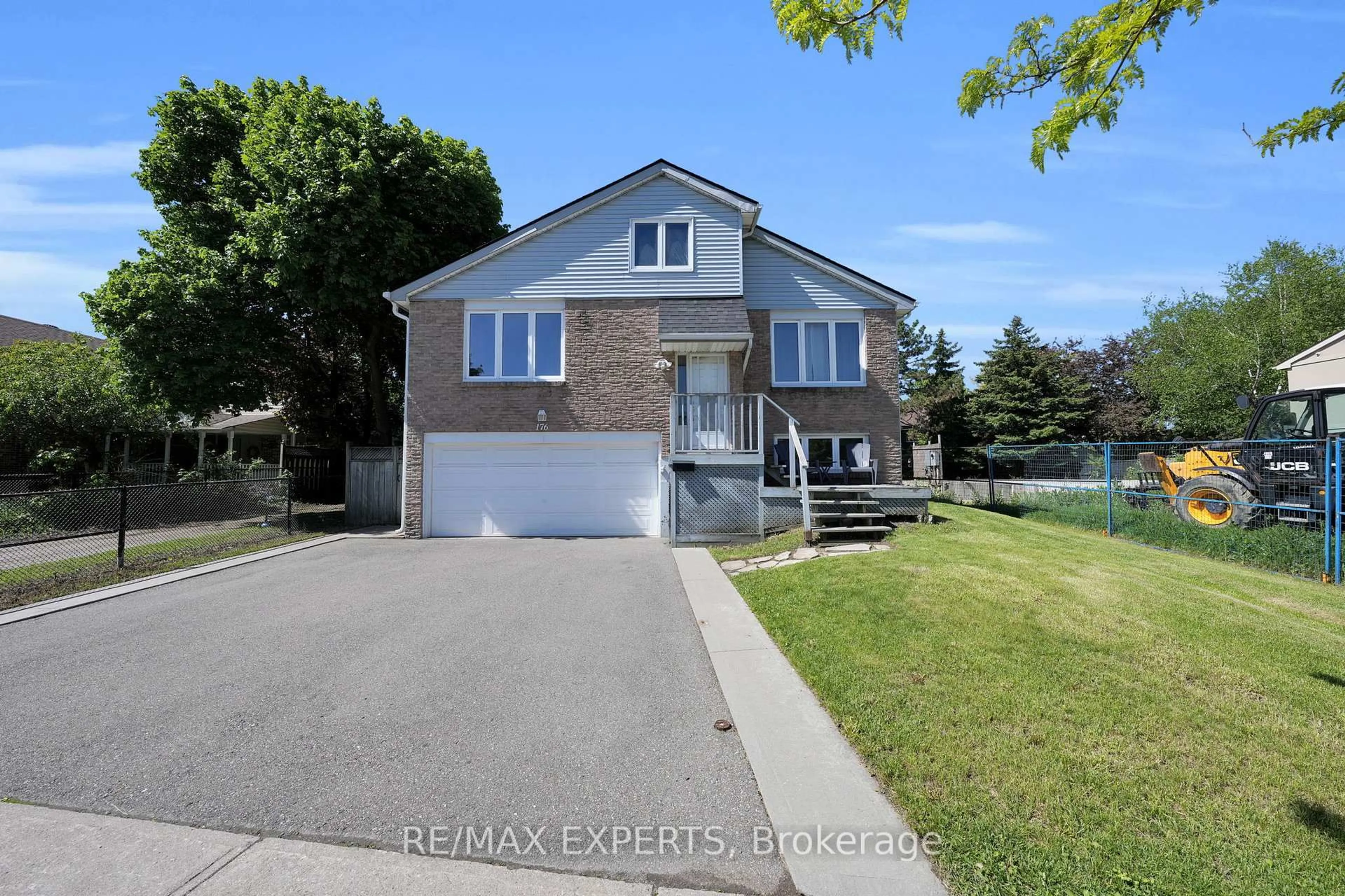Home with vinyl exterior material, street for 176 Conestoga Dr, Brampton Ontario L6Z 1E8
