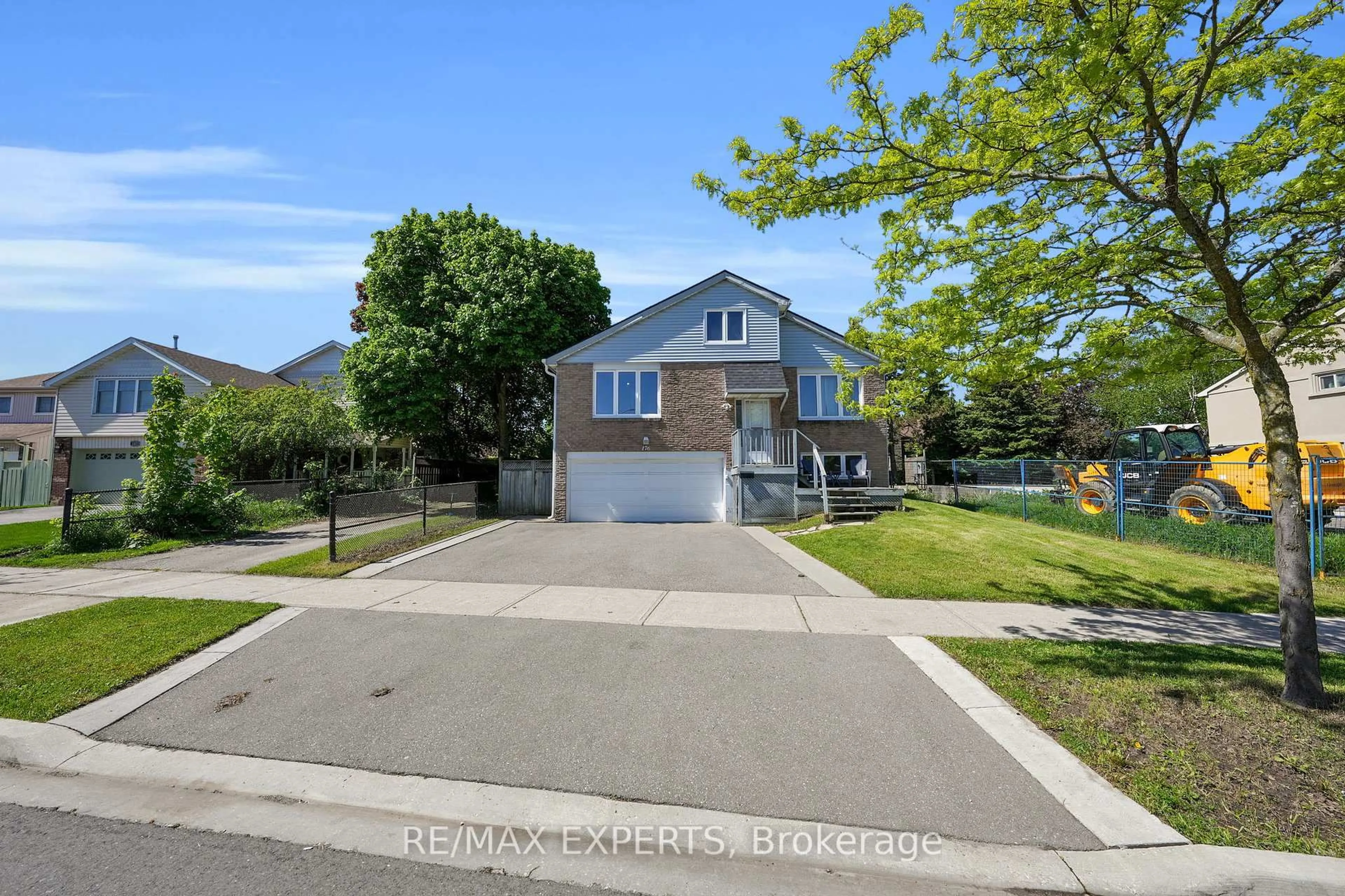 A pic from outside/outdoor area/front of a property/back of a property/a pic from drone, street for 176 Conestoga Dr, Brampton Ontario L6Z 1E8