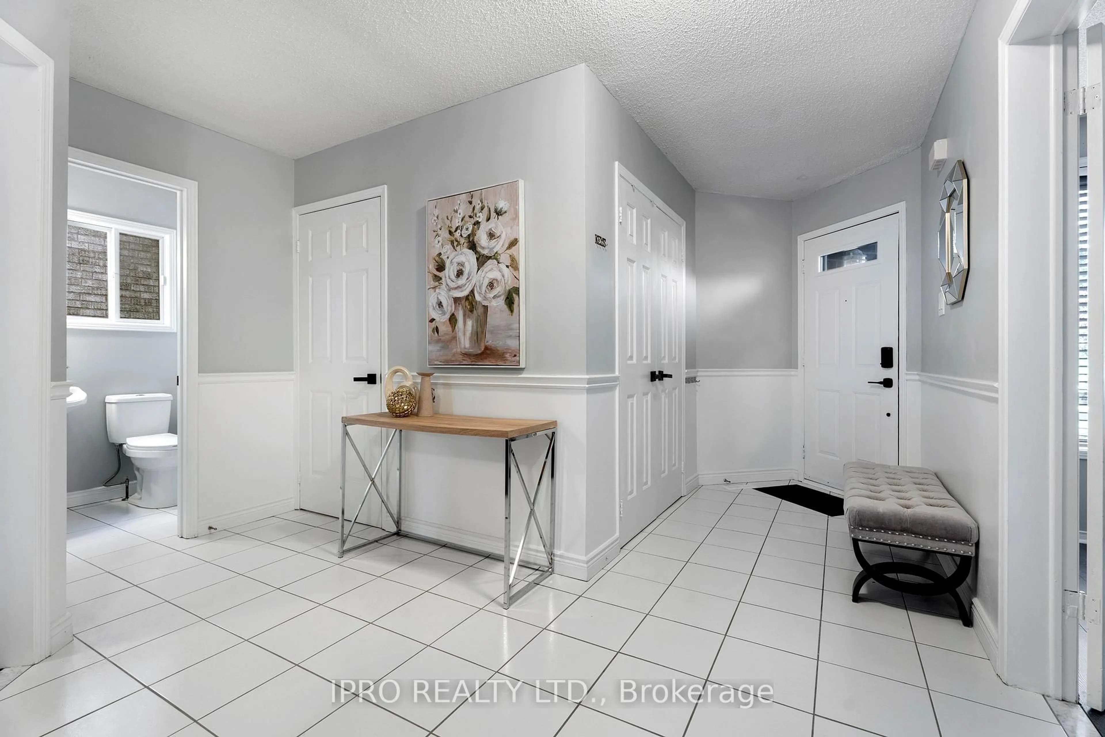Indoor entryway for 6070 Prairie Circ, Mississauga Ontario L5N 5Z5