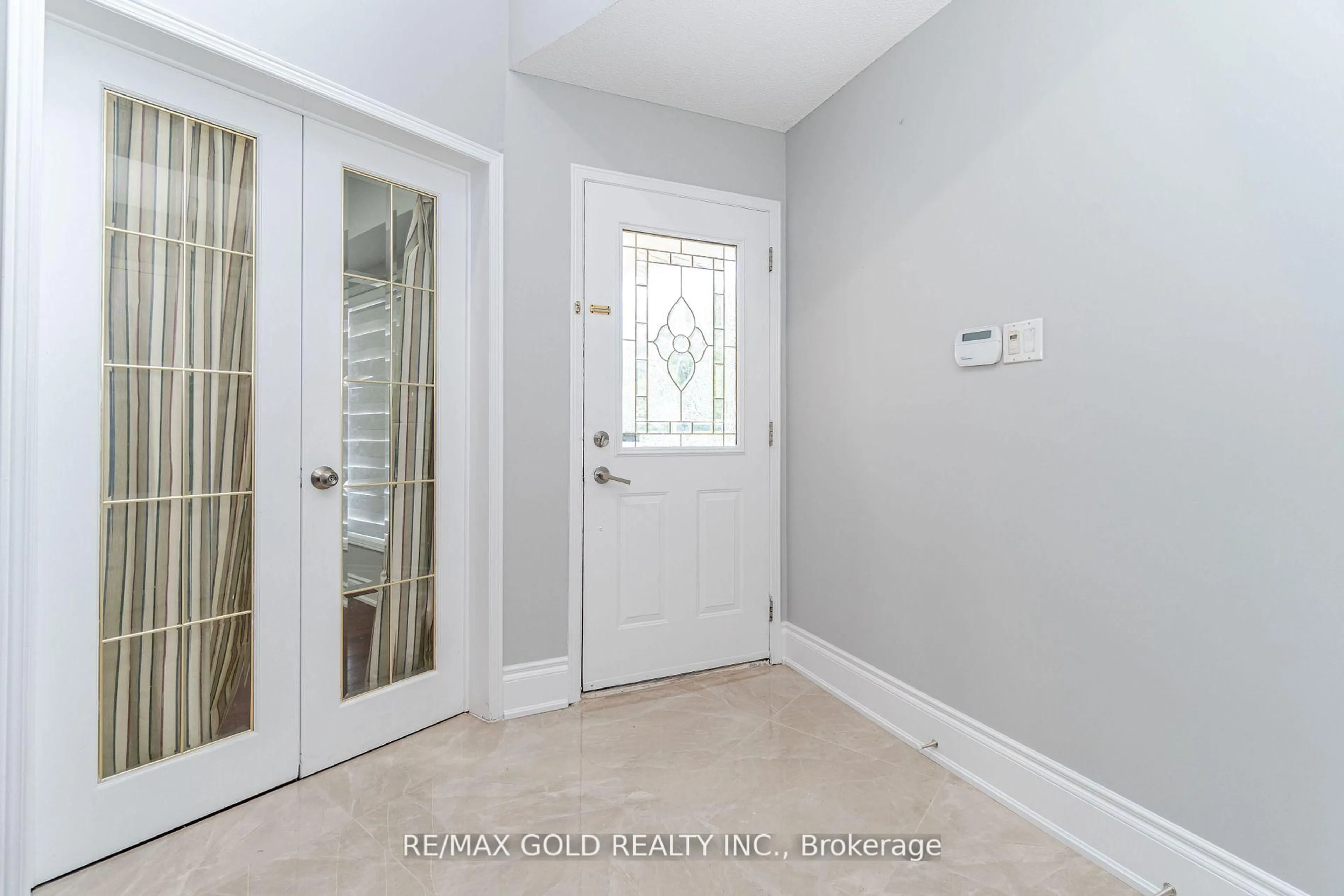 Indoor entryway for 42 BRAEMORE Rd, Brampton Ontario L6X 1E5