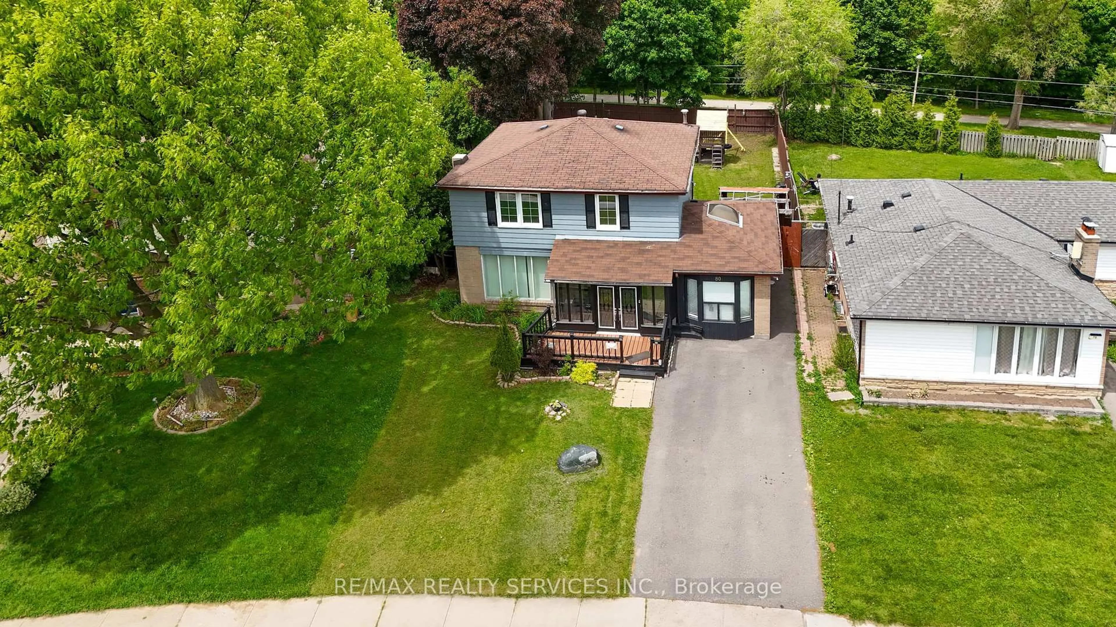 A pic from outside/outdoor area/front of a property/back of a property/a pic from drone, street for 80 Brookland Dr, Brampton Ontario L6T 2M5