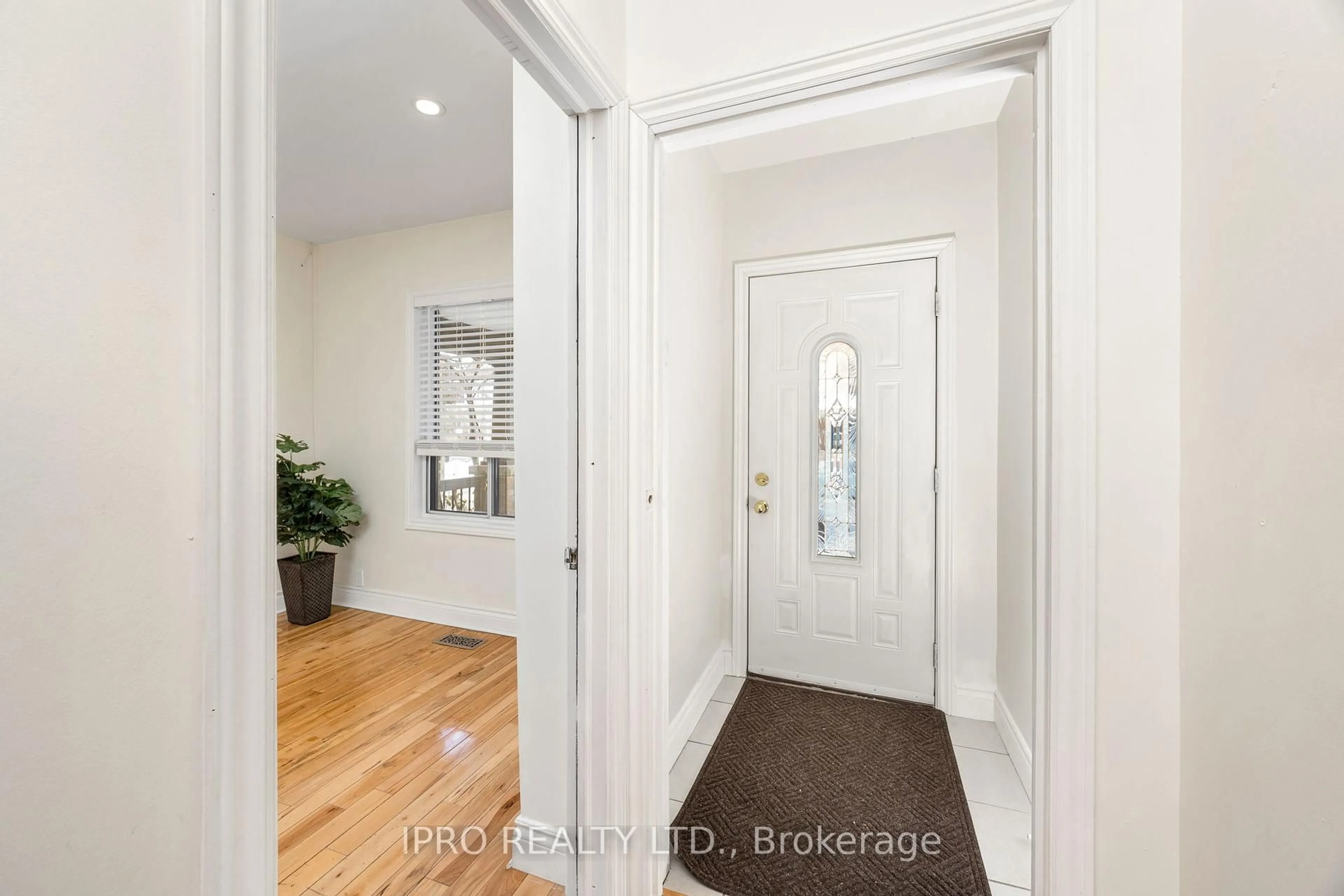 Indoor entryway for 1351 Lansdowne Ave, Toronto Ontario M6H 3Z9