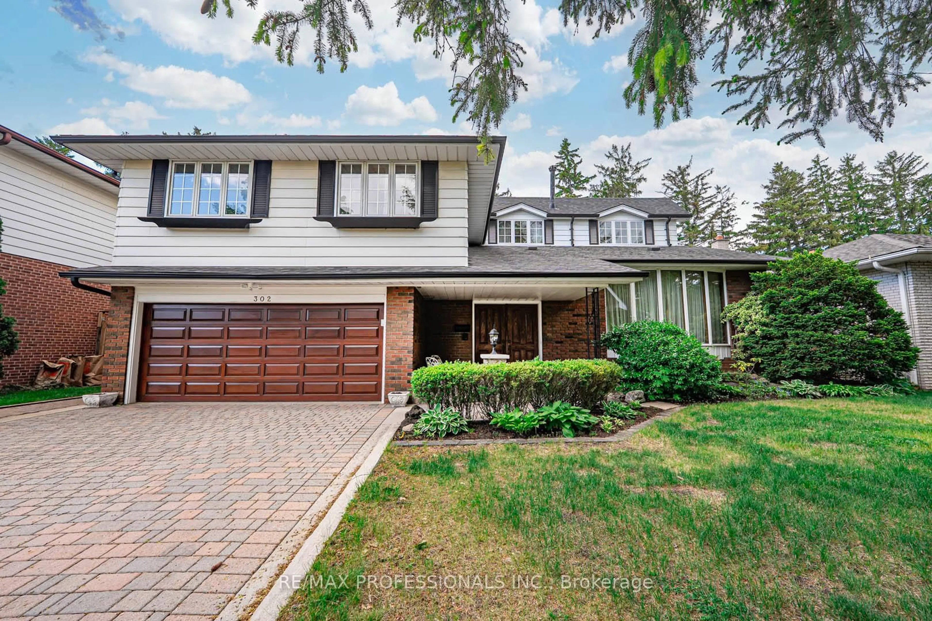 Home with brick exterior material, street for 302 Lenel Crt, Mississauga Ontario L5A 1R9