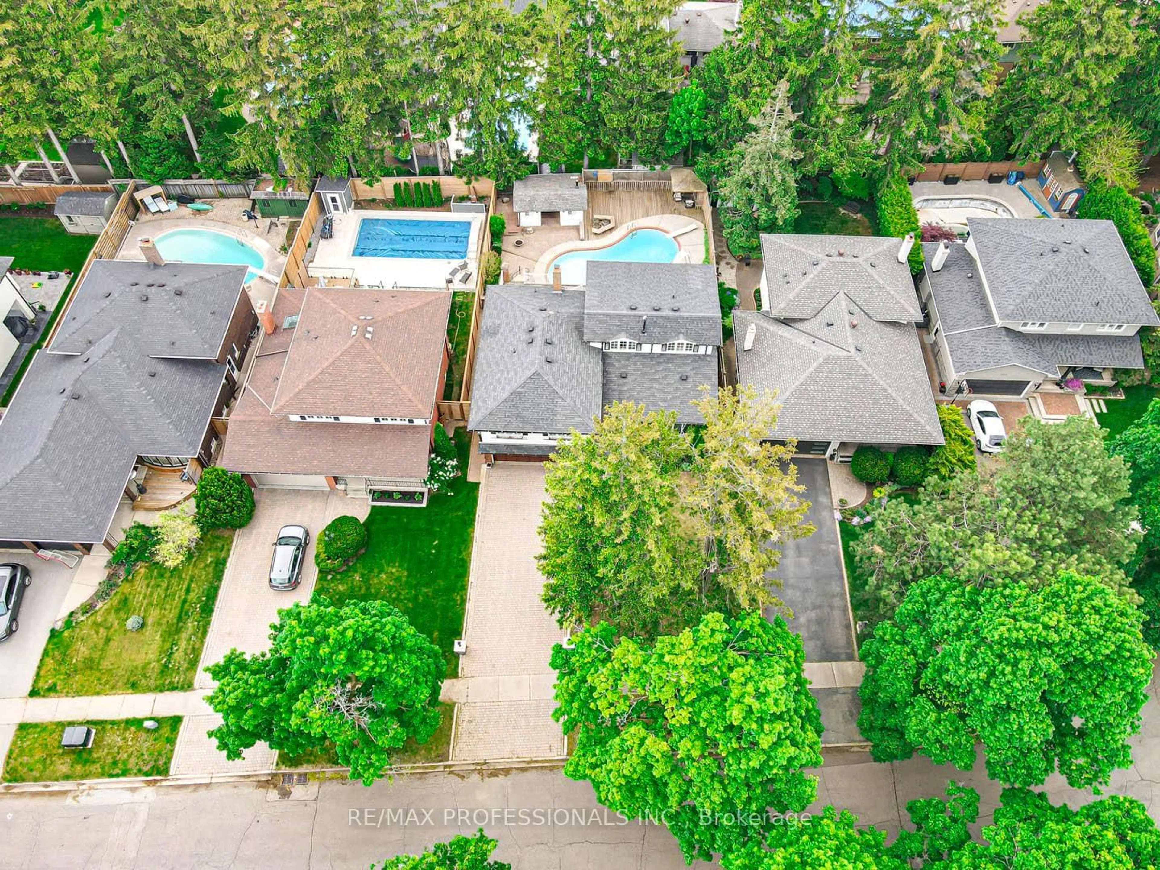 A pic from outside/outdoor area/front of a property/back of a property/a pic from drone, street for 302 Lenel Crt, Mississauga Ontario L5A 1R9