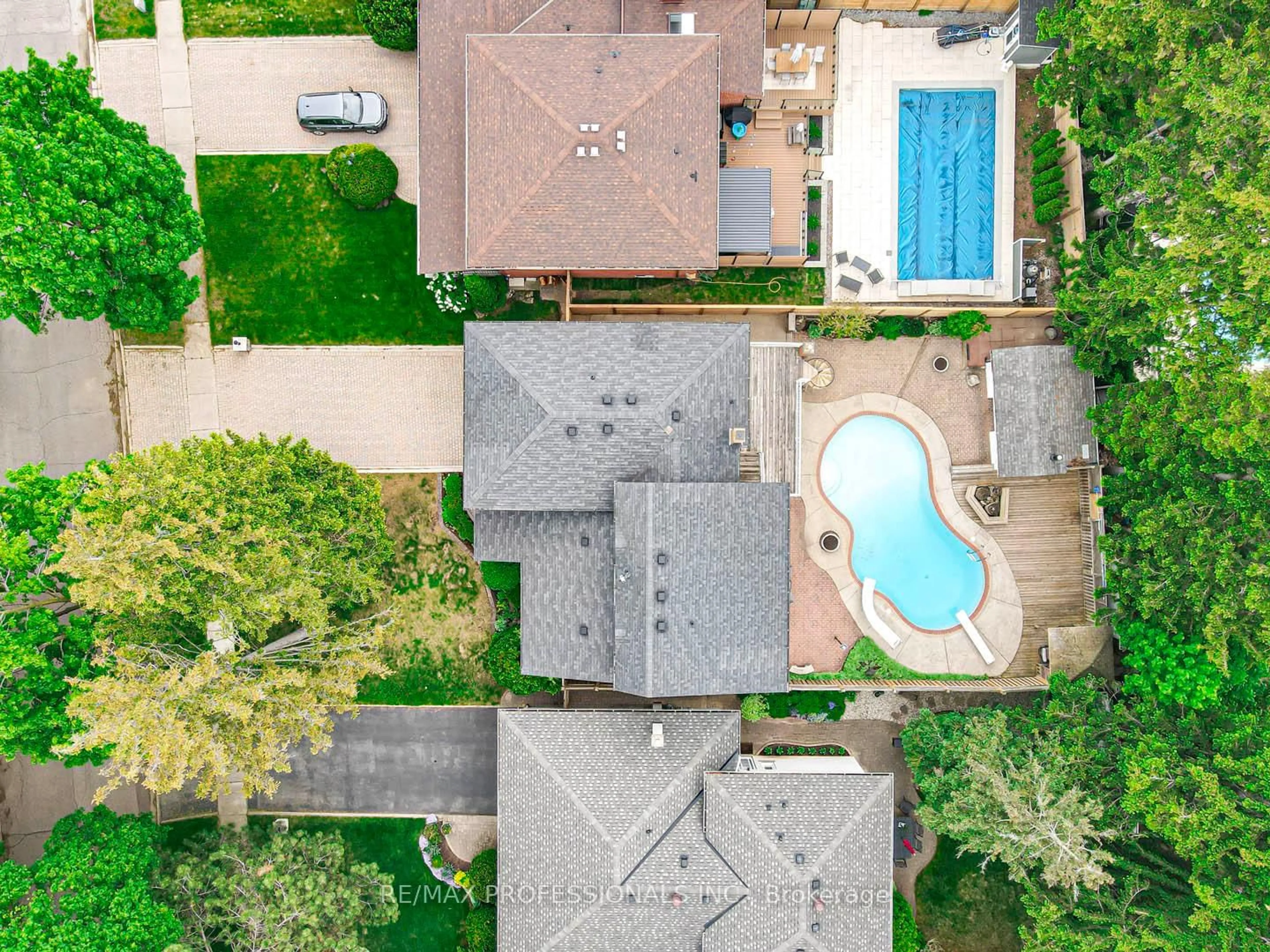 A pic from outside/outdoor area/front of a property/back of a property/a pic from drone, street for 302 Lenel Crt, Mississauga Ontario L5A 1R9