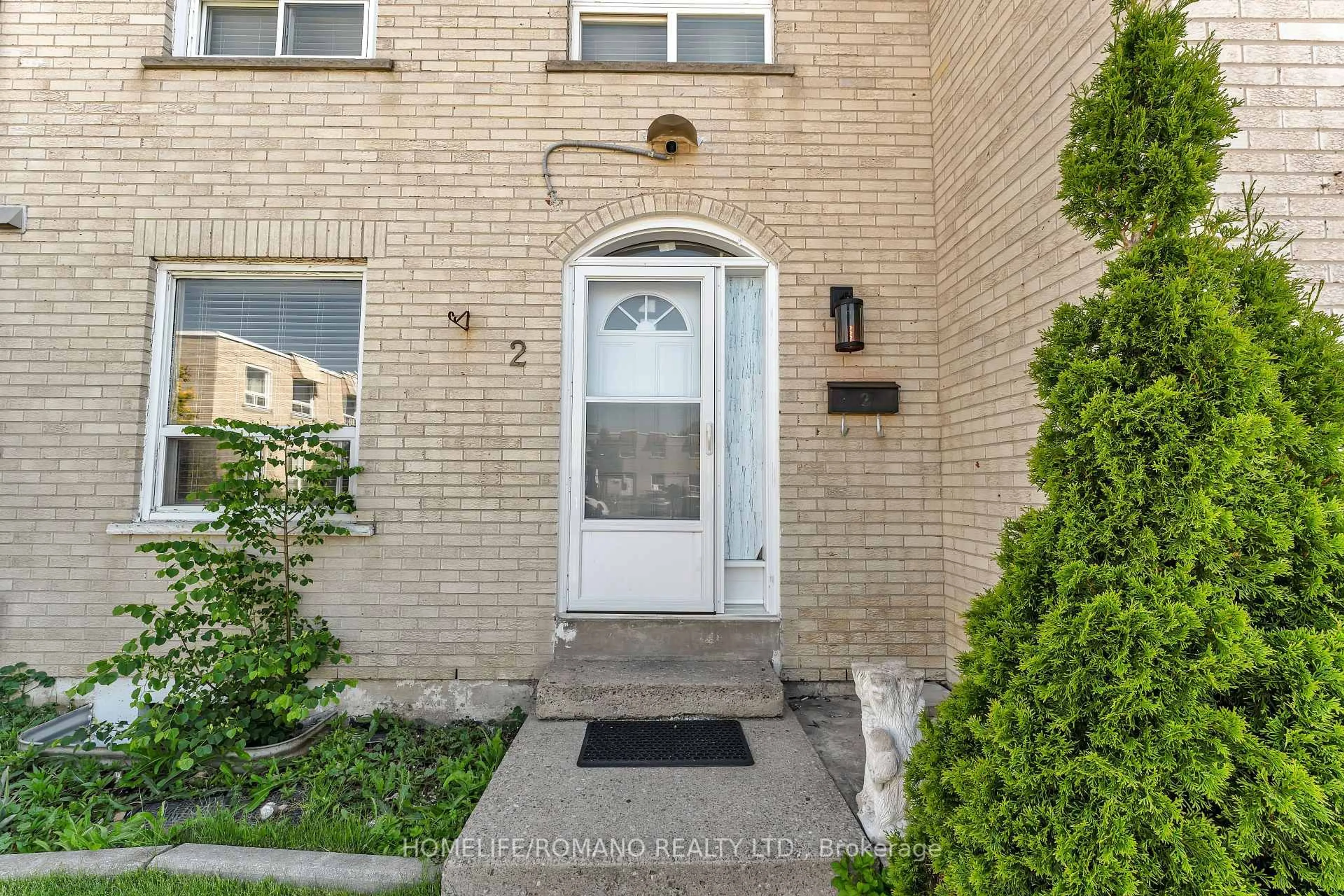 Indoor entryway for 7440 Goreway Dr #2, Mississauga Ontario L4T 2V2