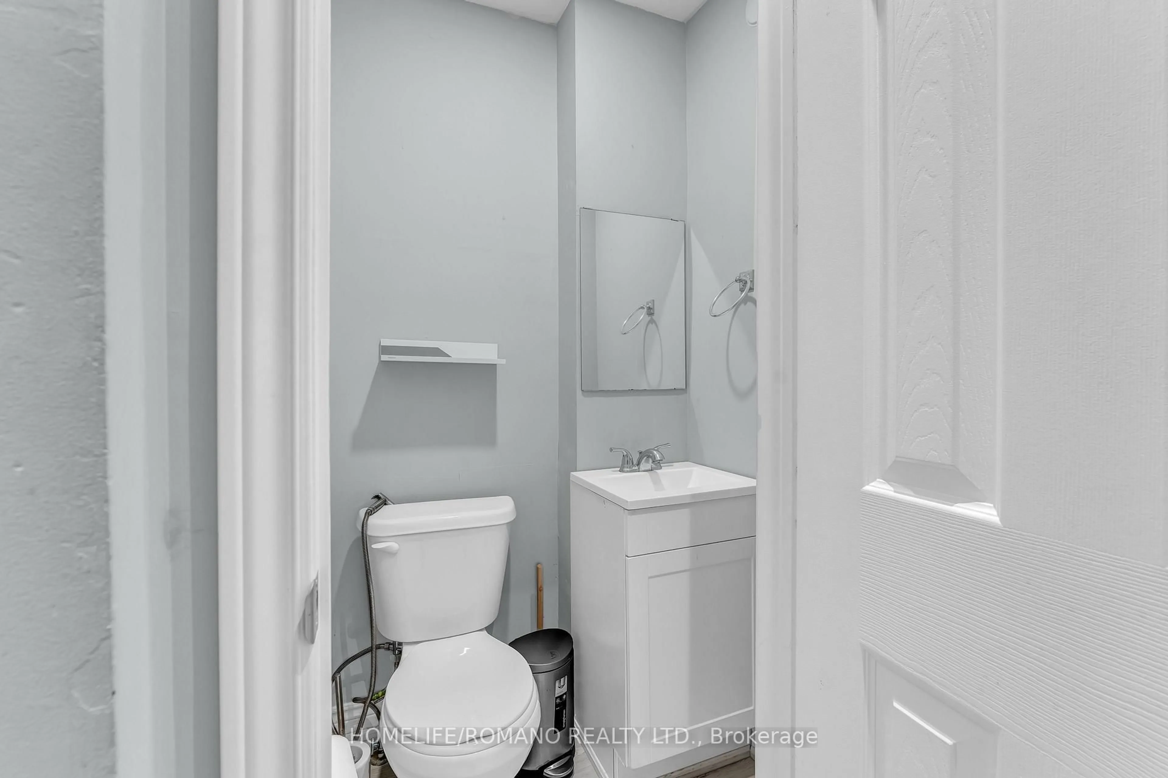 Standard bathroom, floor is not visible for 7440 Goreway Dr #2, Mississauga Ontario L4T 2V2