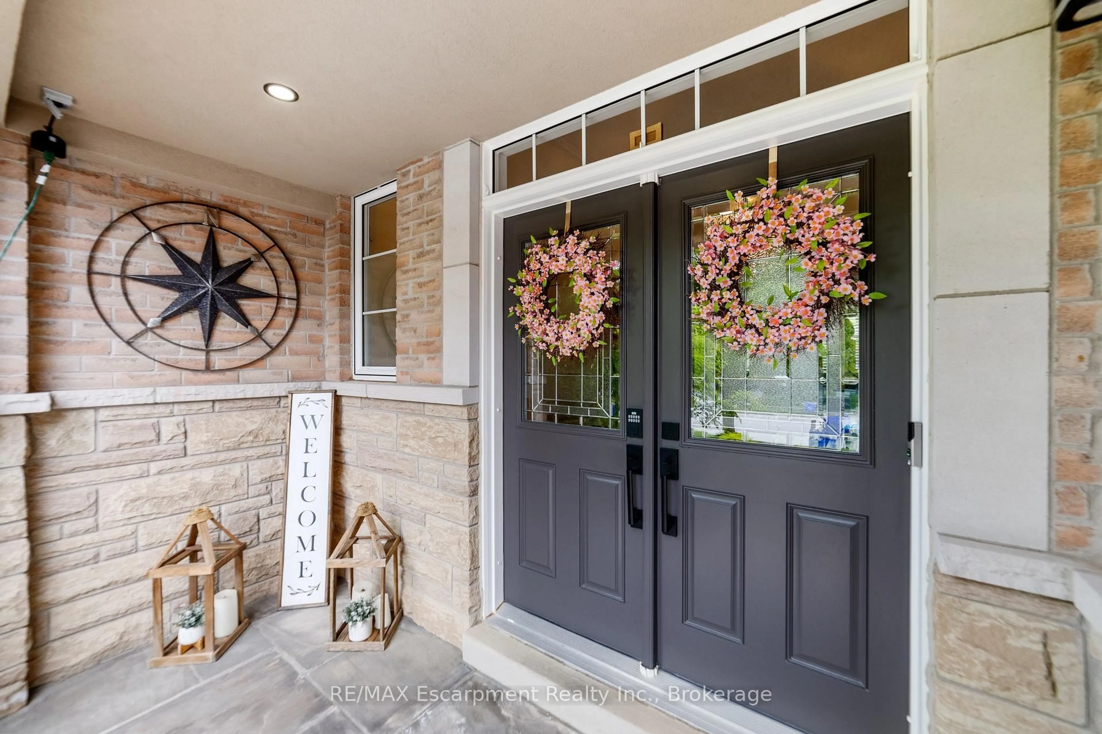 Indoor entryway for 3201 Epworth Cres, Oakville Ontario L6M 0B2