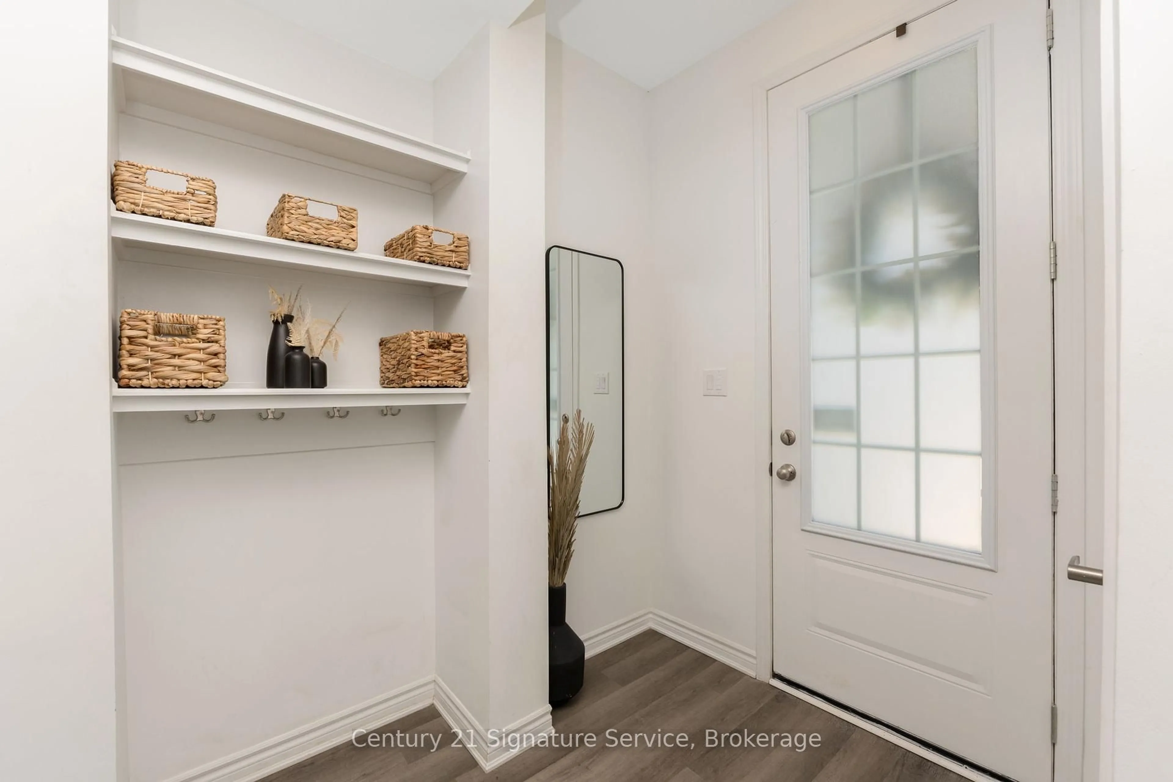 Indoor entryway for 1579 Denison Pl, Milton Ontario L9E 1Y2