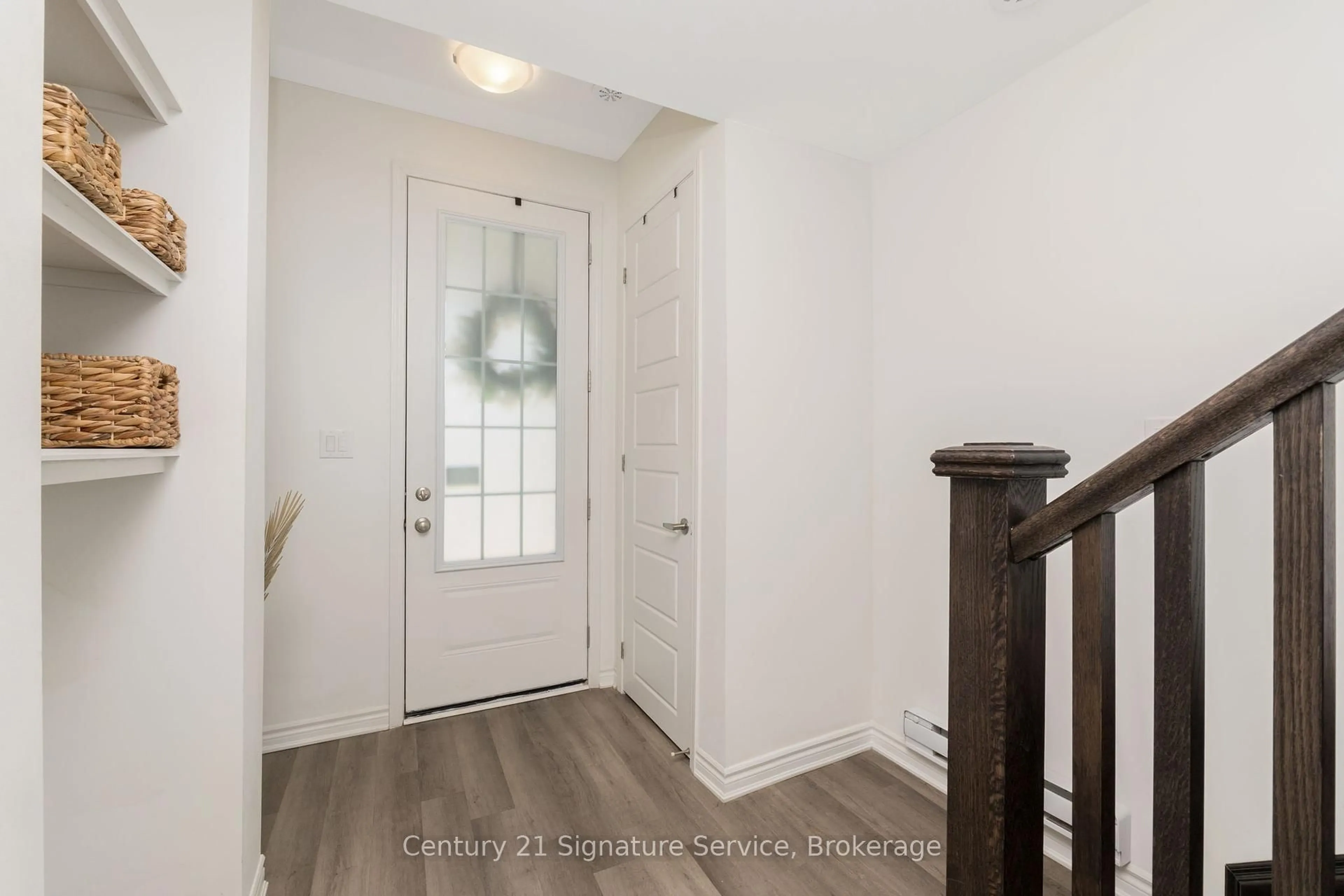 Indoor entryway for 1579 Denison Pl, Milton Ontario L9E 1Y2