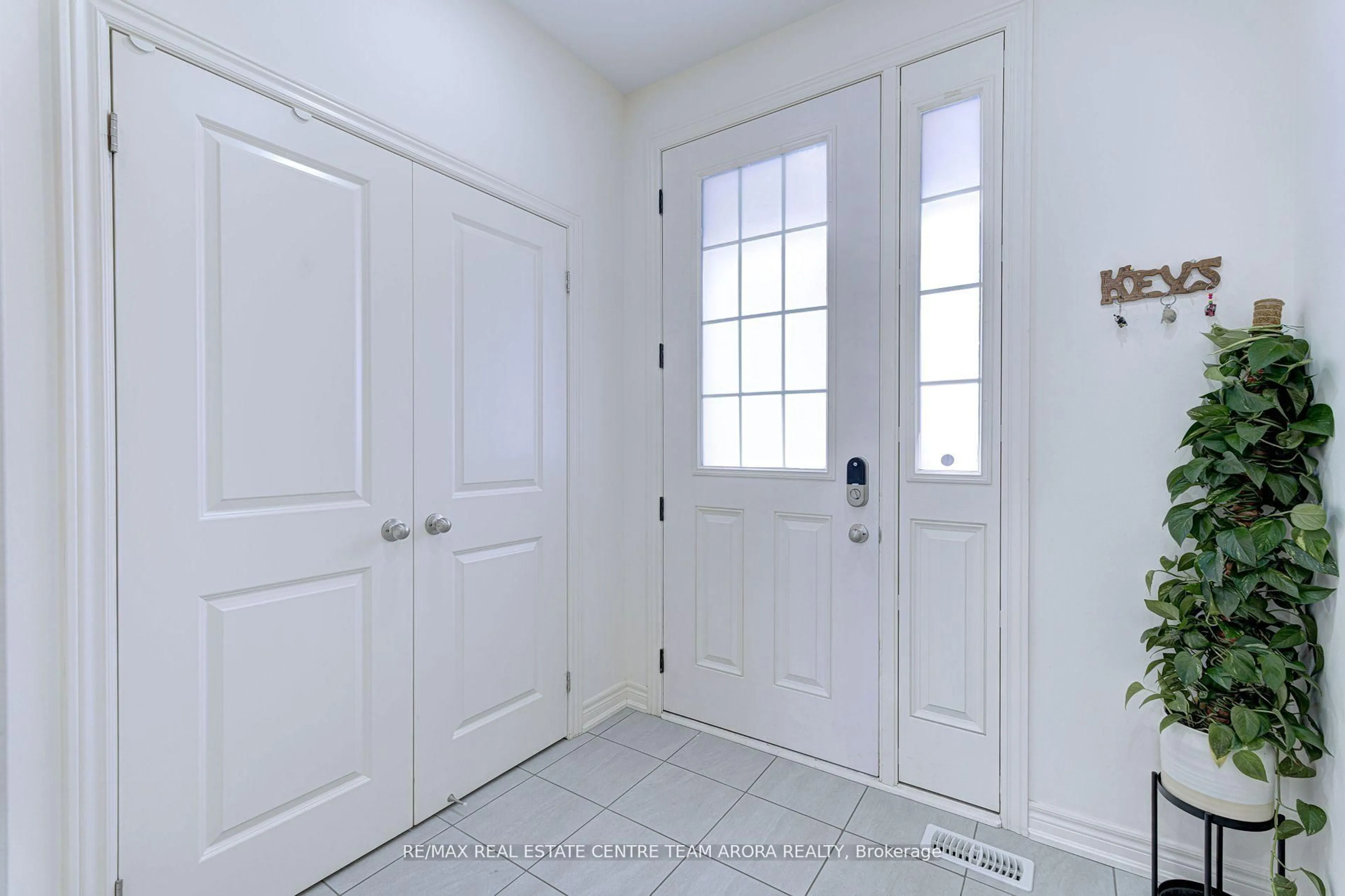 Indoor entryway for 80 Finegan Circ, Brampton Ontario L7A 4Z8