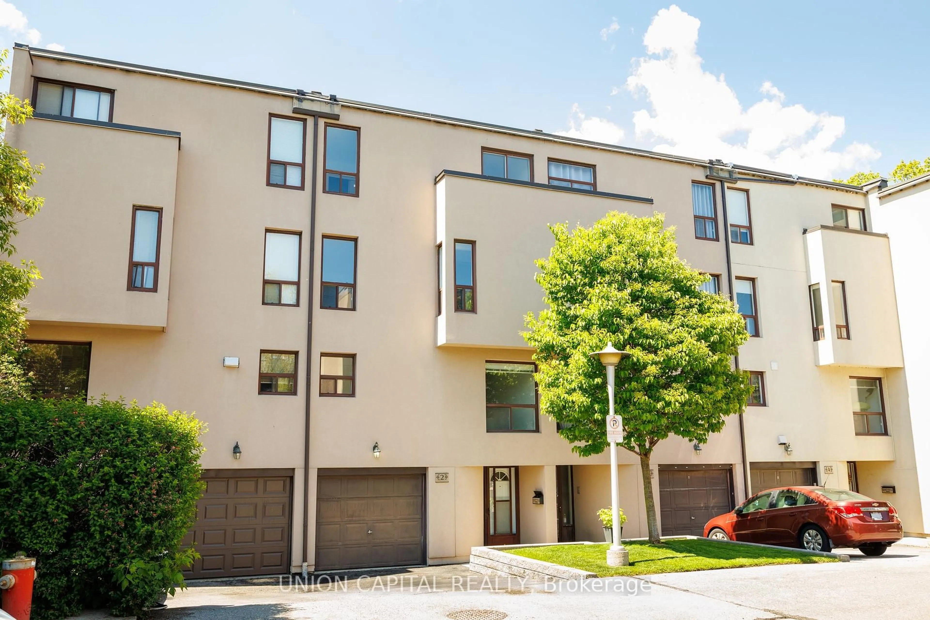 A pic from outside/outdoor area/front of a property/back of a property/a pic from drone, street for 24 Reid Dr #2, Mississauga Ontario L5M 2A6