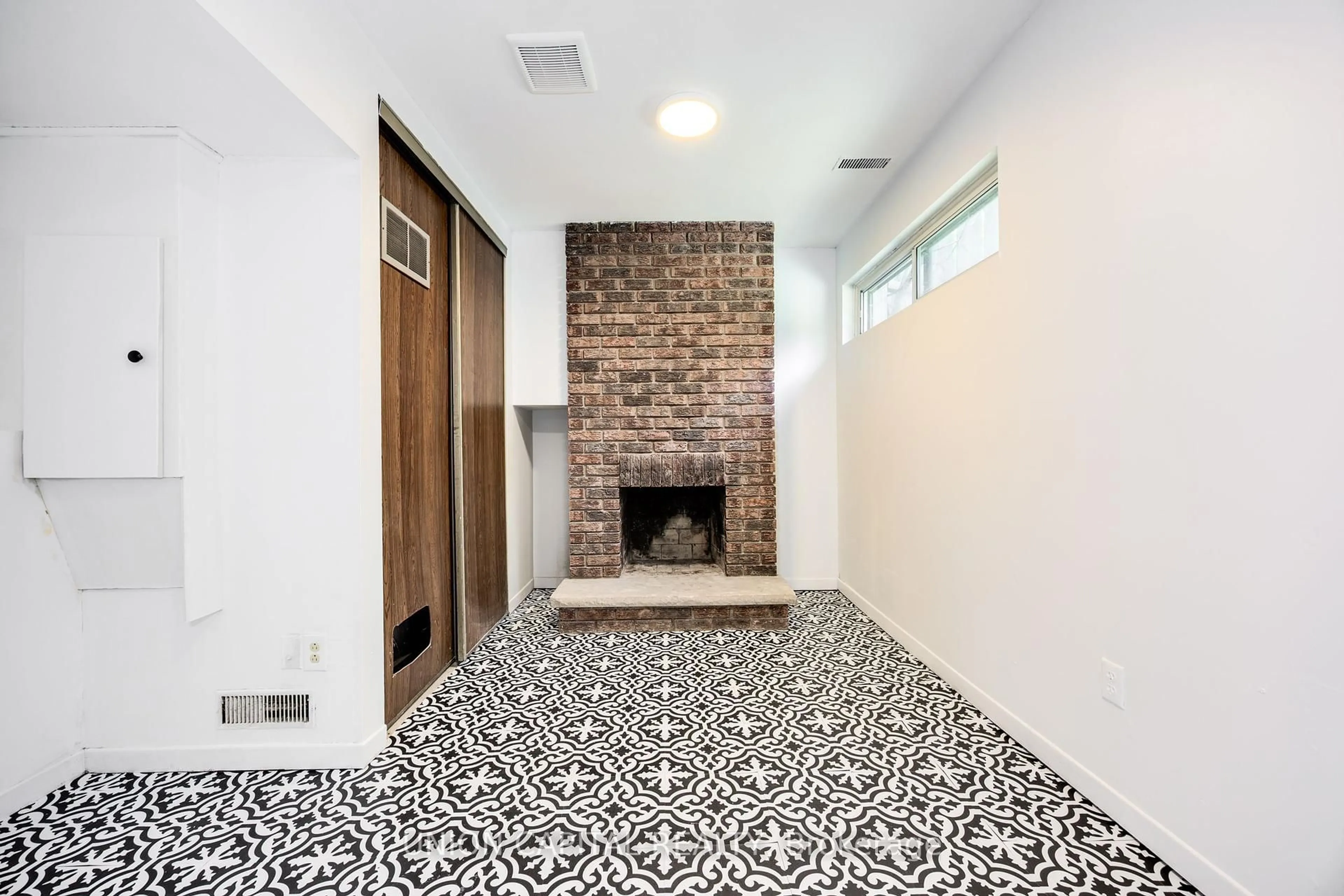 Indoor entryway for 24 Reid Dr #2, Mississauga Ontario L5M 2A6