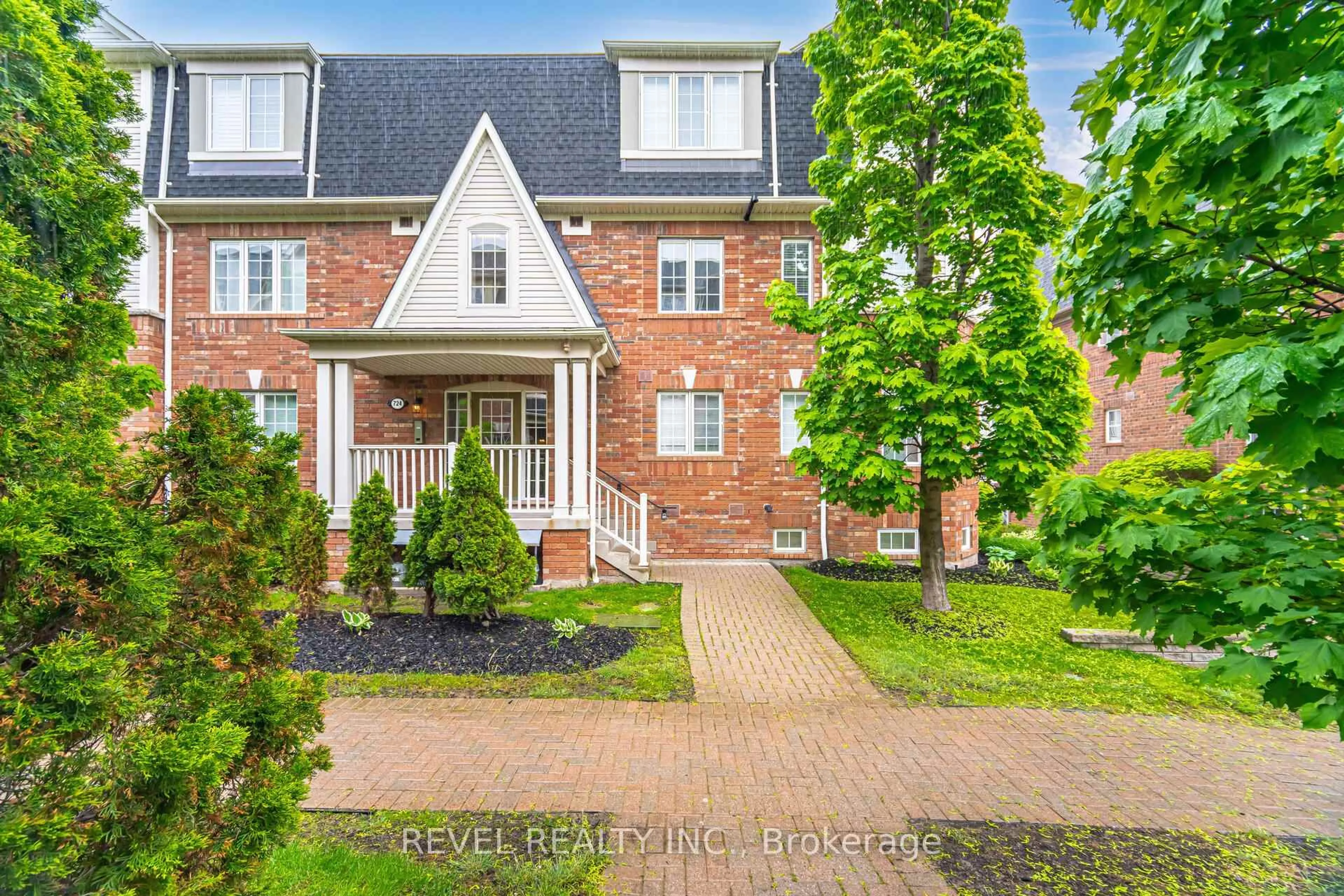 Home with brick exterior material, street for 724 Neighbourhood Circ #2, Mississauga Ontario L5B 0B3