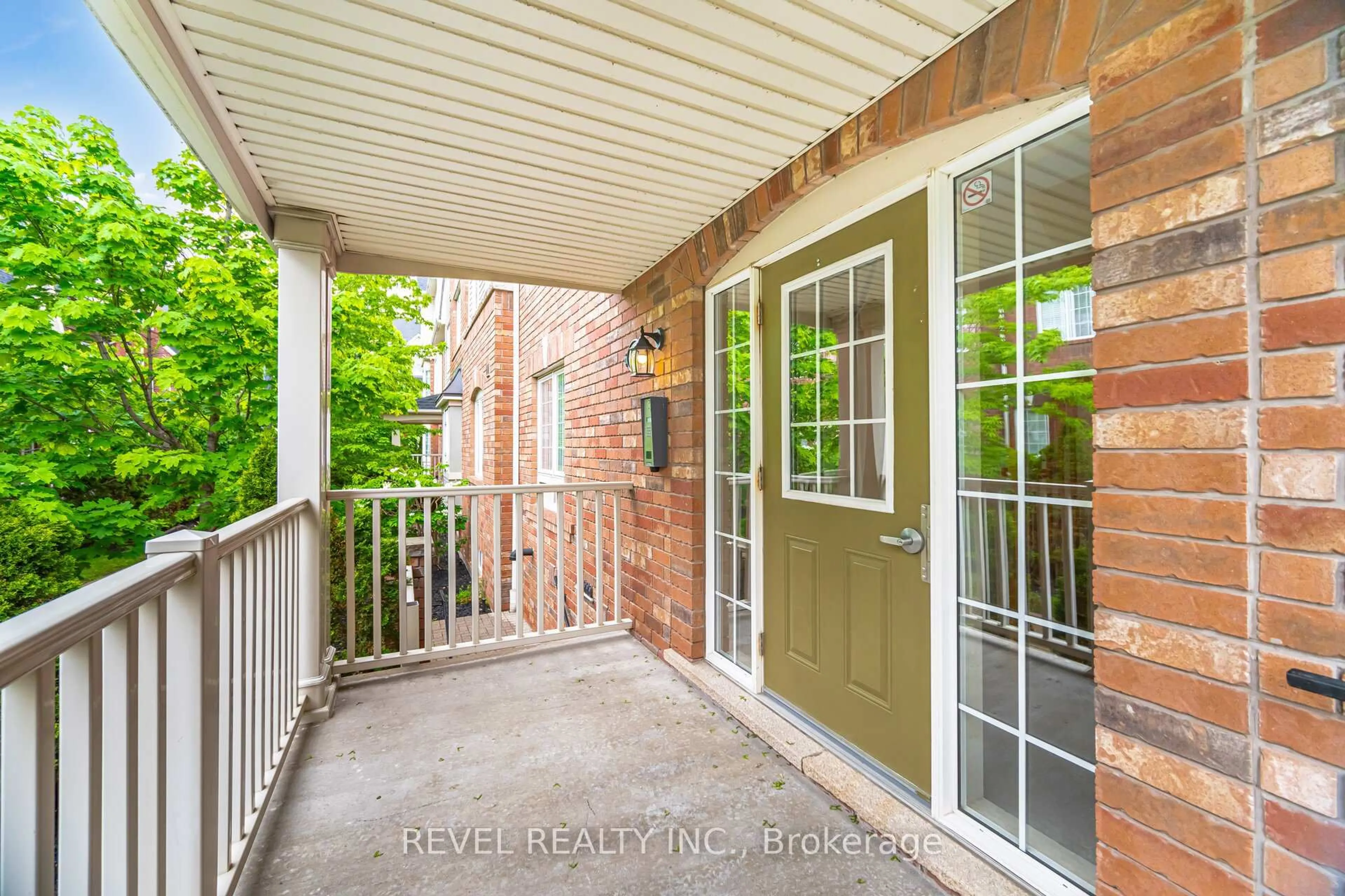 Indoor entryway for 724 Neighbourhood Circ #2, Mississauga Ontario L5B 0B3