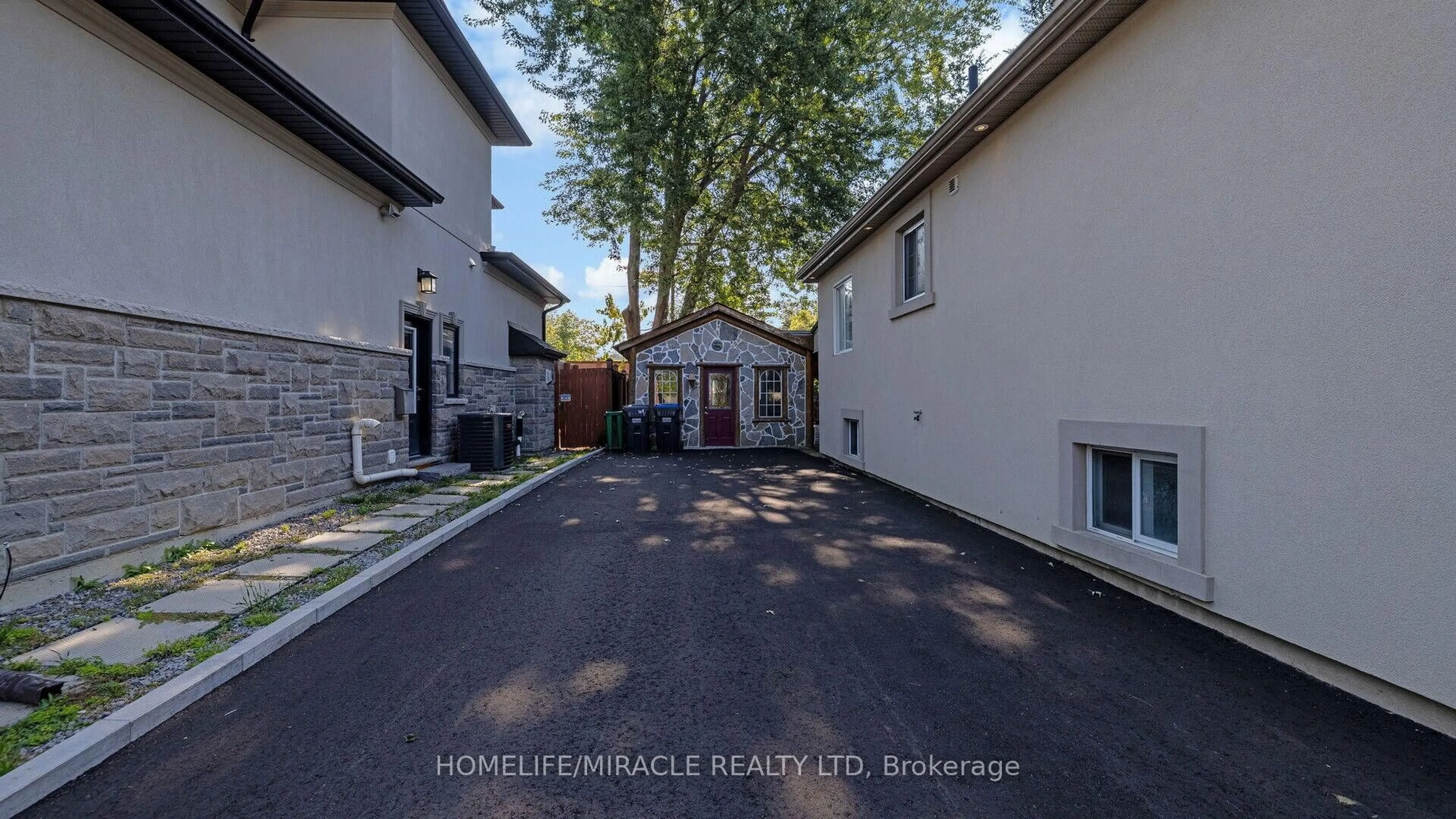 A pic from outside/outdoor area/front of a property/back of a property/a pic from drone, street for 112 Troy St, Mississauga Ontario L5G 1S7