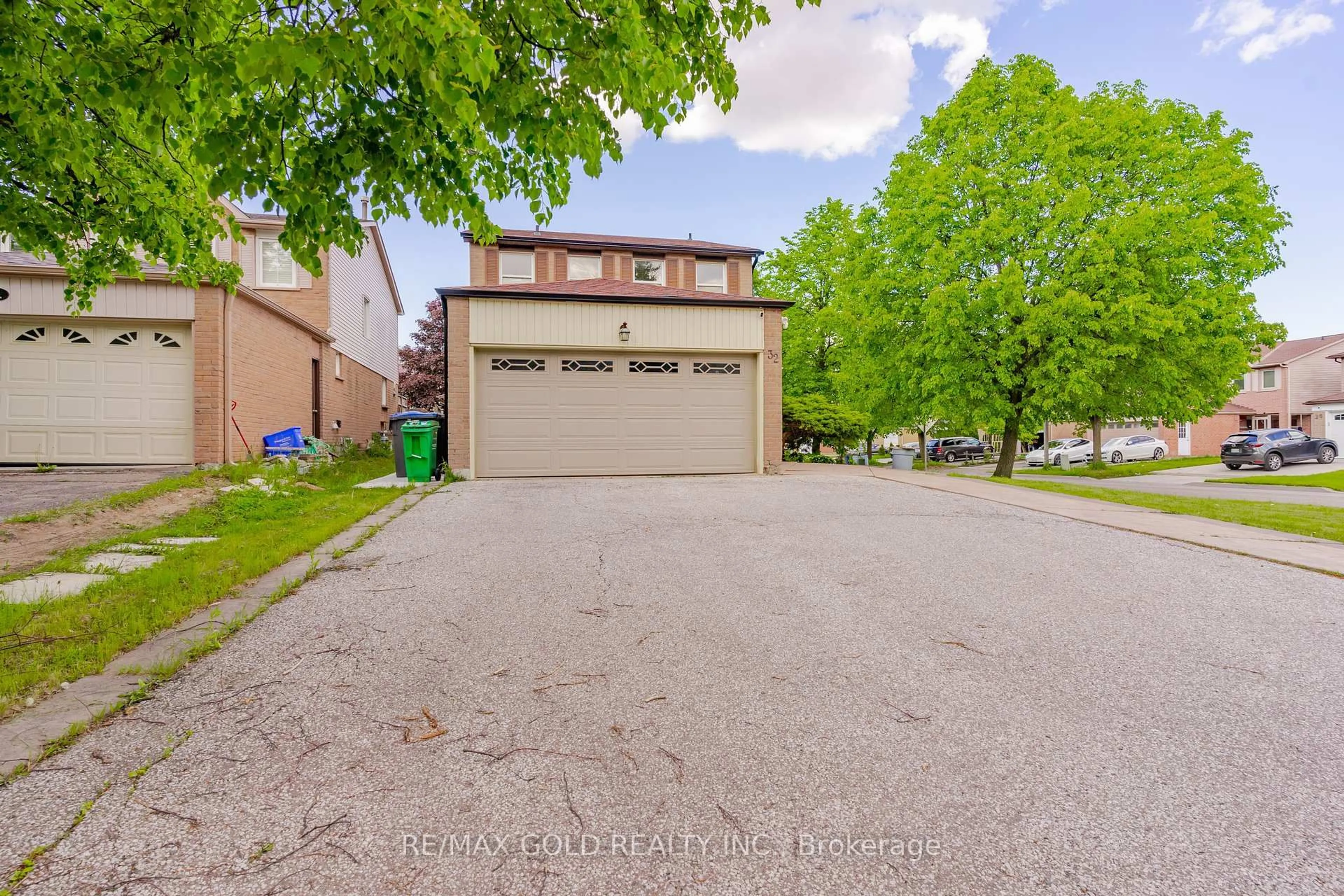 A pic from outside/outdoor area/front of a property/back of a property/a pic from drone, street for 32 Myrtle Crt, Brampton Ontario L6S 5B2