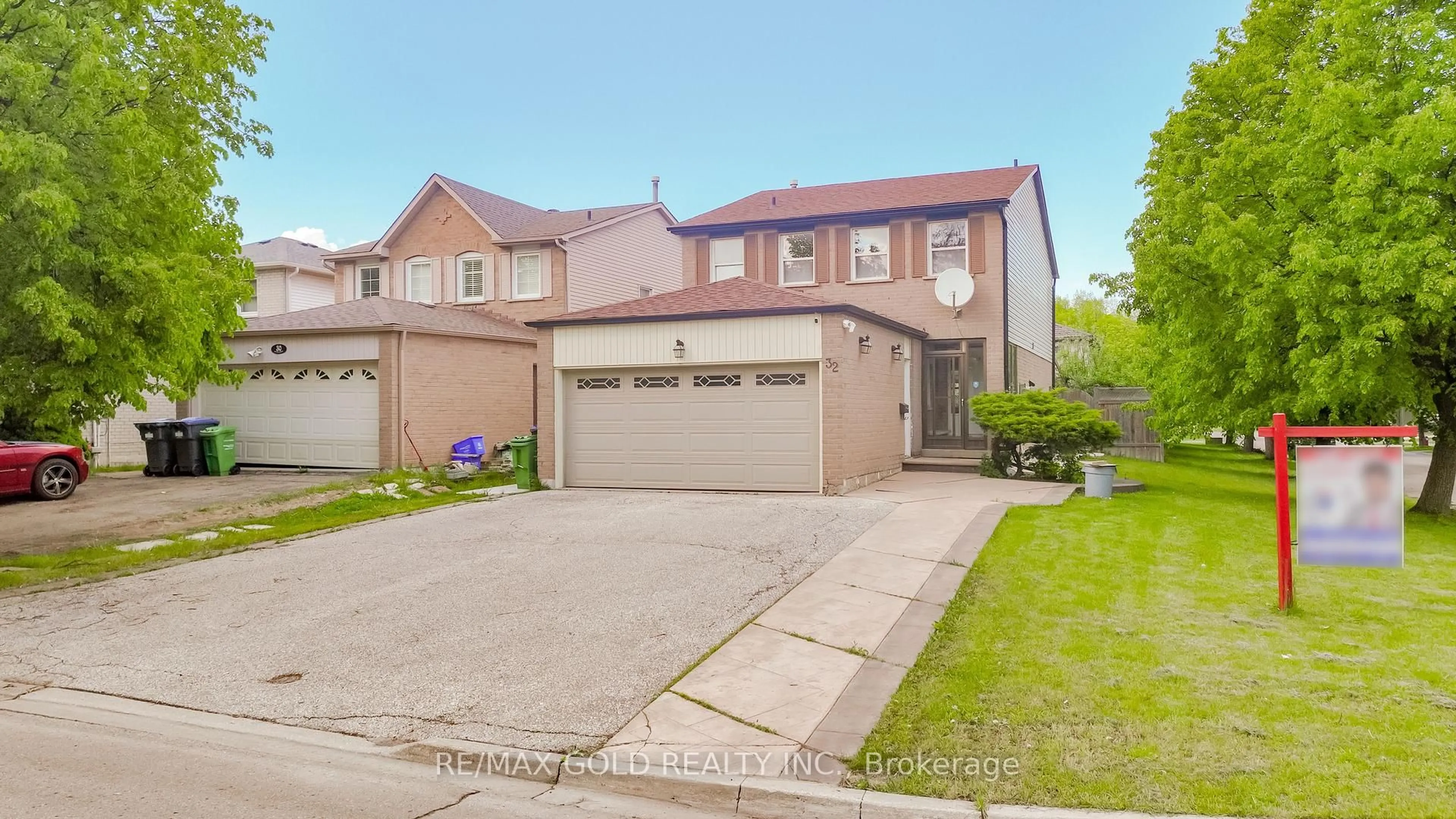 A pic from outside/outdoor area/front of a property/back of a property/a pic from drone, street for 32 Myrtle Crt, Brampton Ontario L6S 5B2