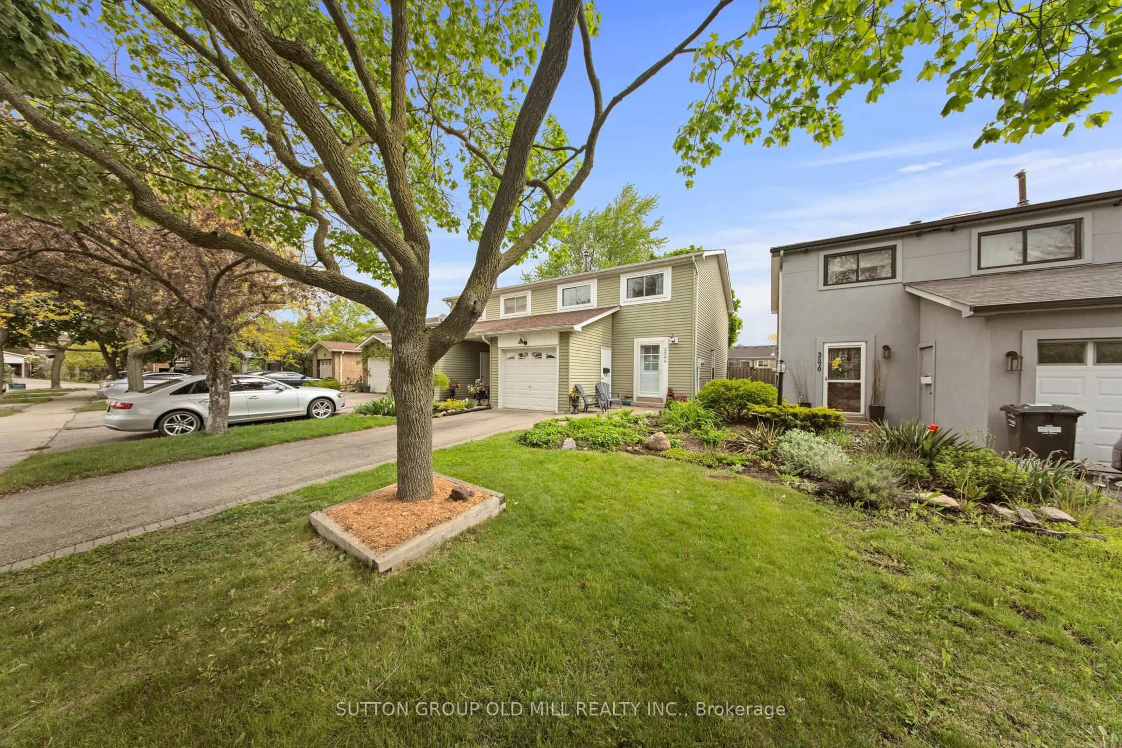 A pic from outside/outdoor area/front of a property/back of a property/a pic from drone, street for 3566 Woodhurst Cres, Mississauga Ontario L5L 1N4