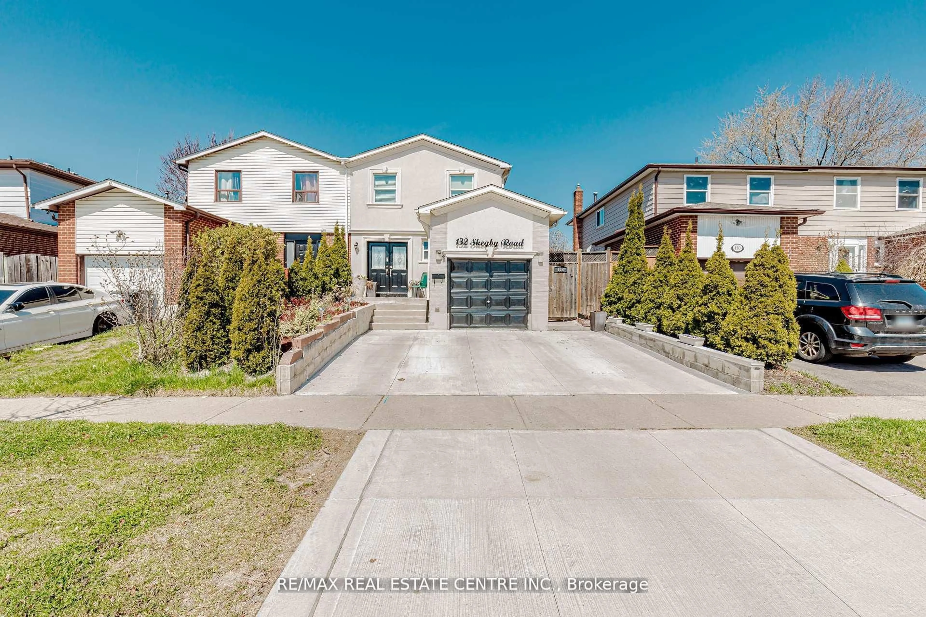 A pic from outside/outdoor area/front of a property/back of a property/a pic from drone, street for 132 Skegby Rd, Brampton Ontario L6V 2T9