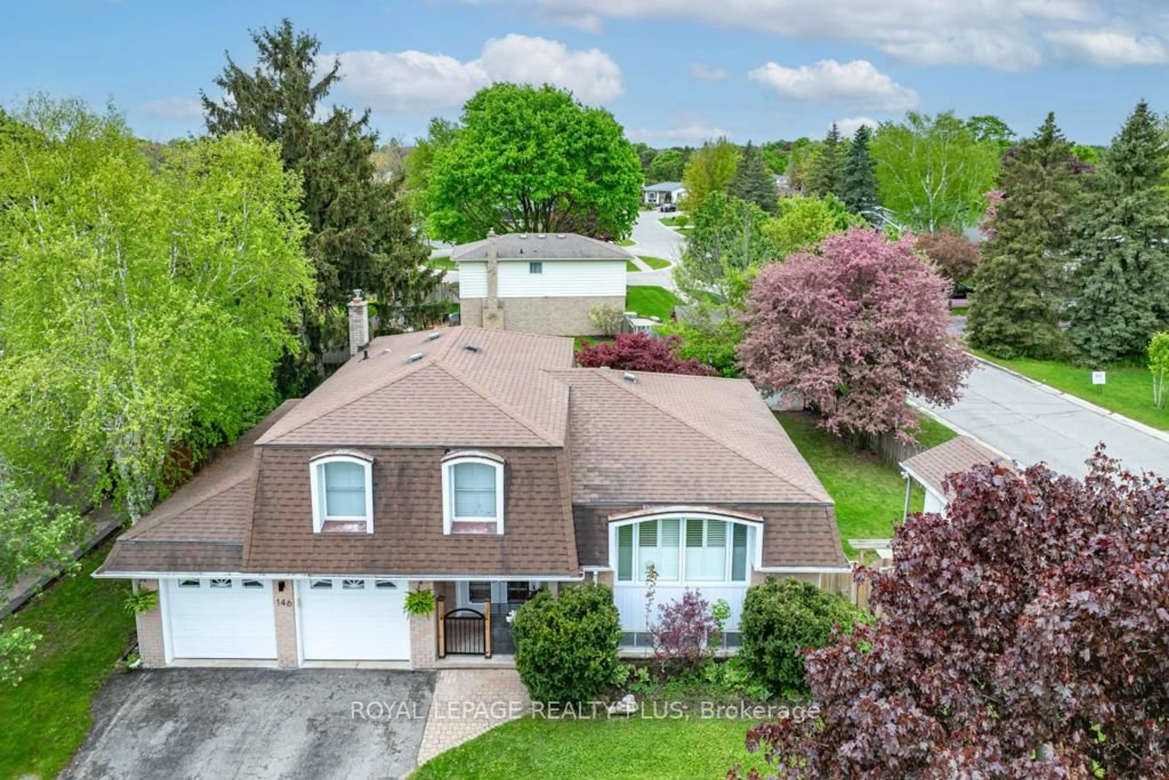 A pic from outside/outdoor area/front of a property/back of a property/a pic from drone, street for 146 Churchill Rd, Halton Hills Ontario L7J 2S8
