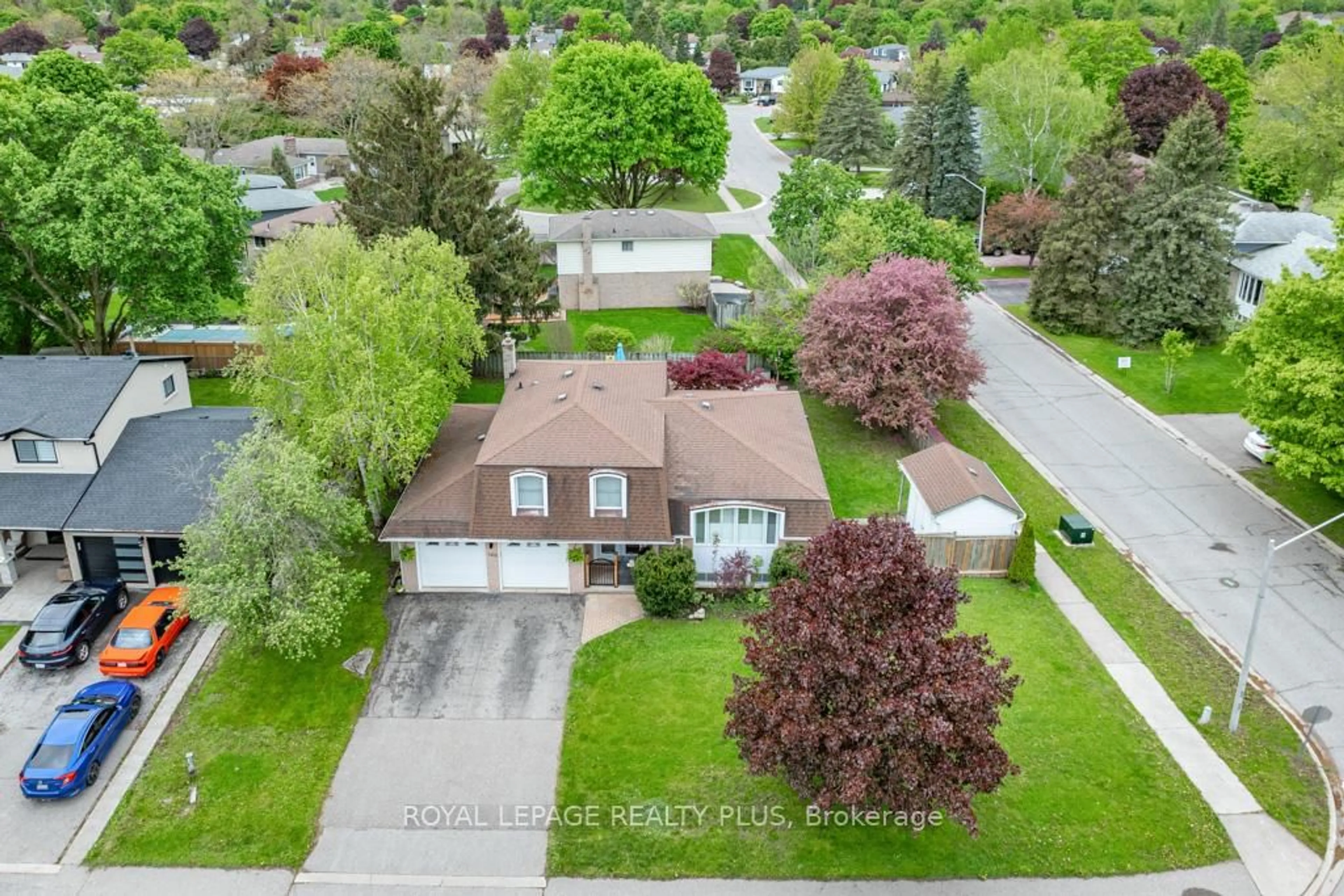 A pic from outside/outdoor area/front of a property/back of a property/a pic from drone, street for 146 Churchill Rd, Halton Hills Ontario L7J 2S8