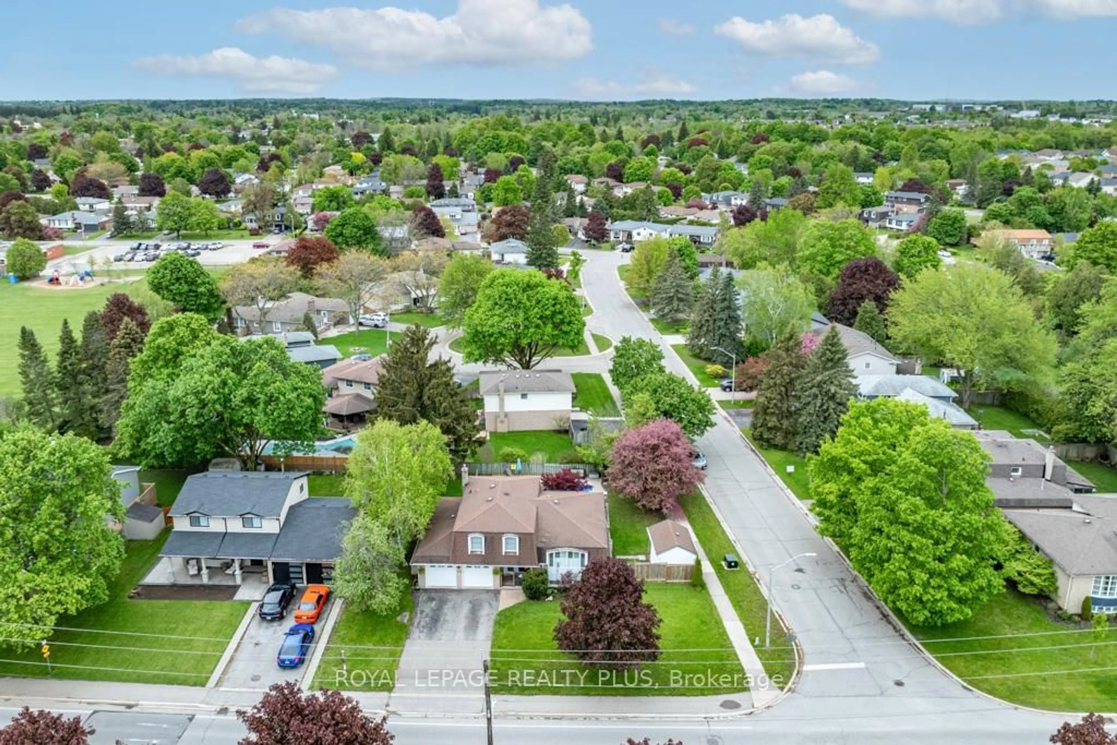 A pic from outside/outdoor area/front of a property/back of a property/a pic from drone, street for 146 Churchill Rd, Halton Hills Ontario L7J 2S8