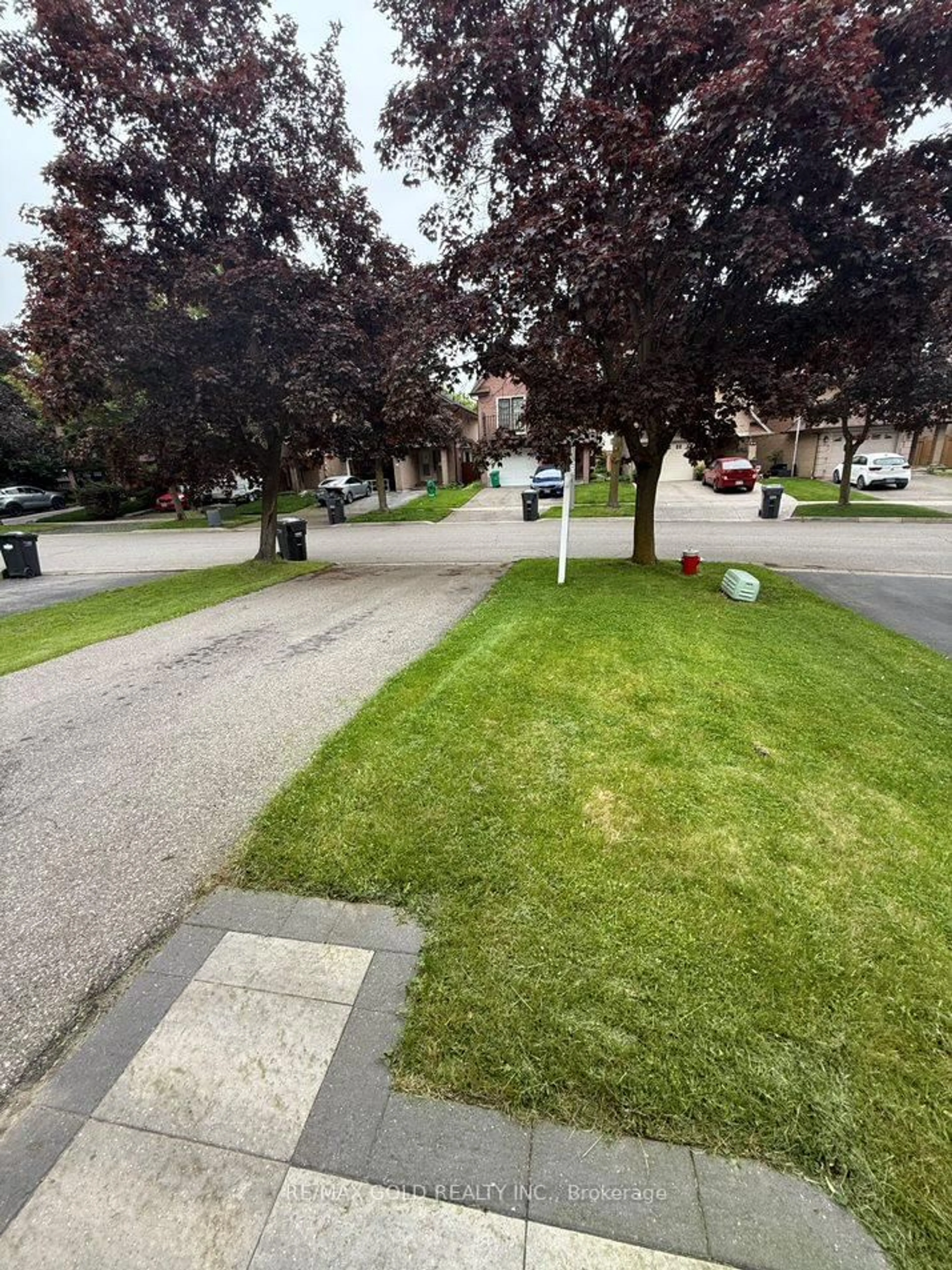 A pic from outside/outdoor area/front of a property/back of a property/a pic from drone, street for 40 Burton Rd, Brampton Ontario L6X 1M7