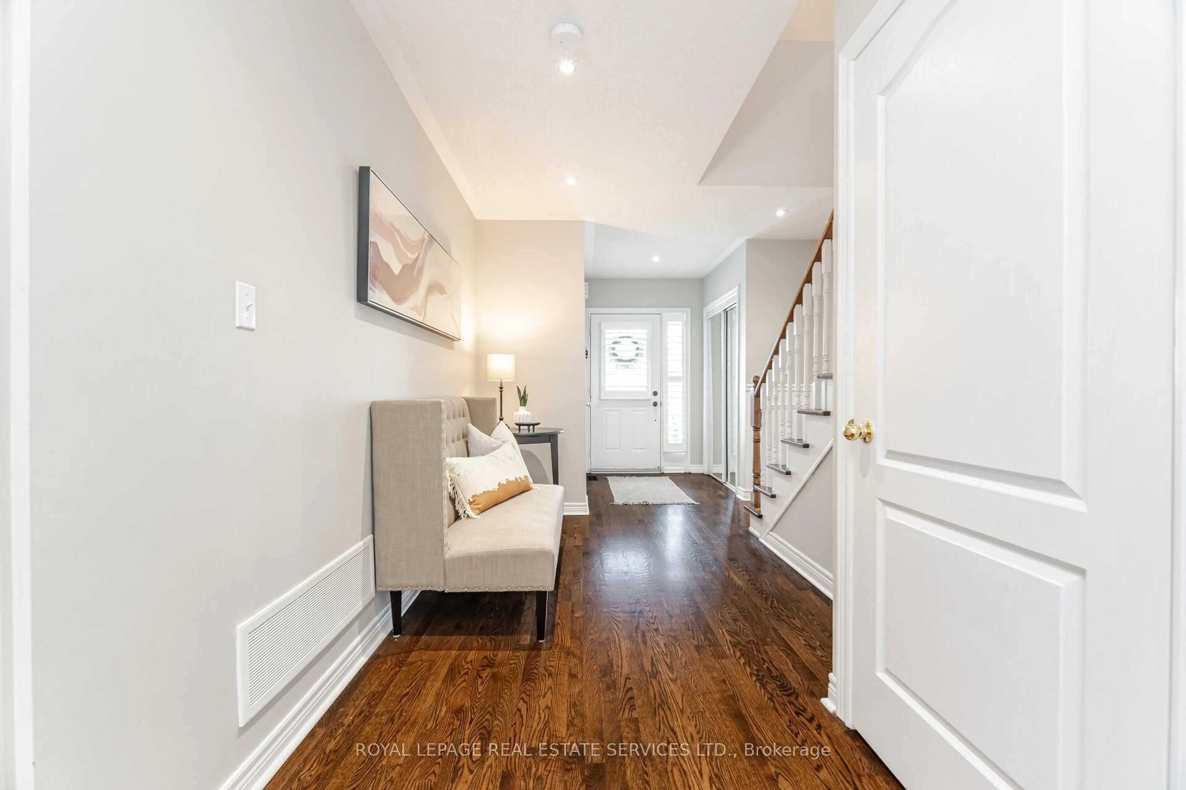 Indoor entryway for 1170 Tupper Dr, Milton Ontario L9T 6T5