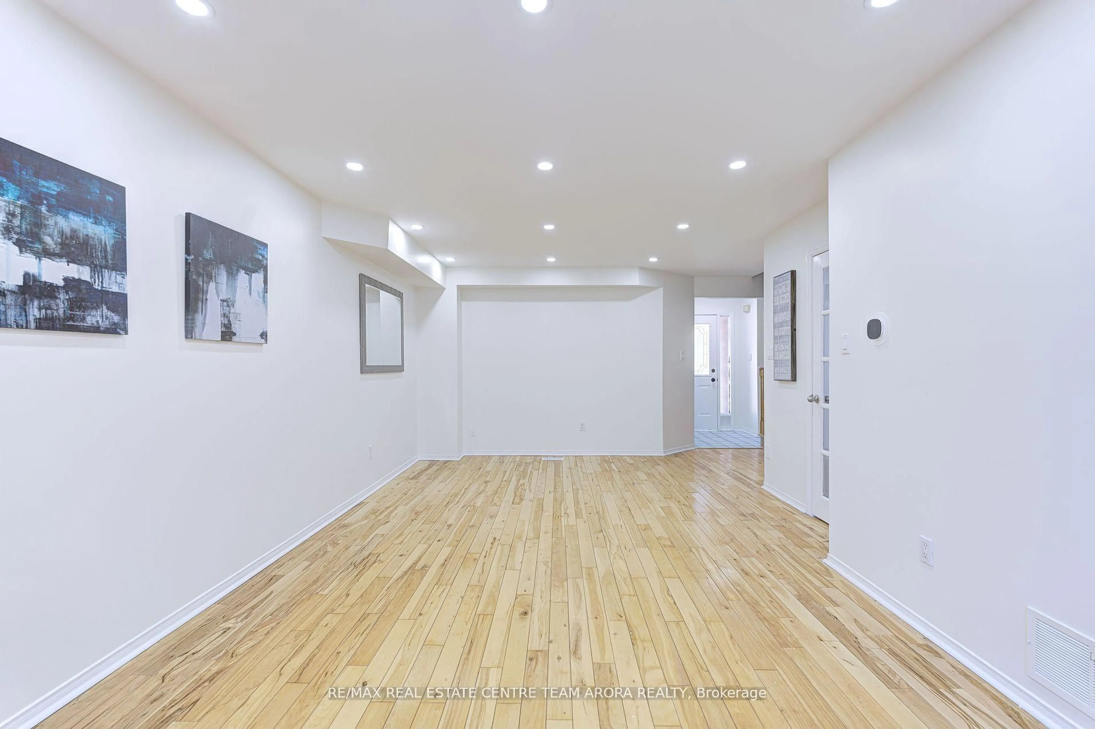 Indoor foyer for 2748 Lindholm Cres, Mississauga Ontario L5M 4S4