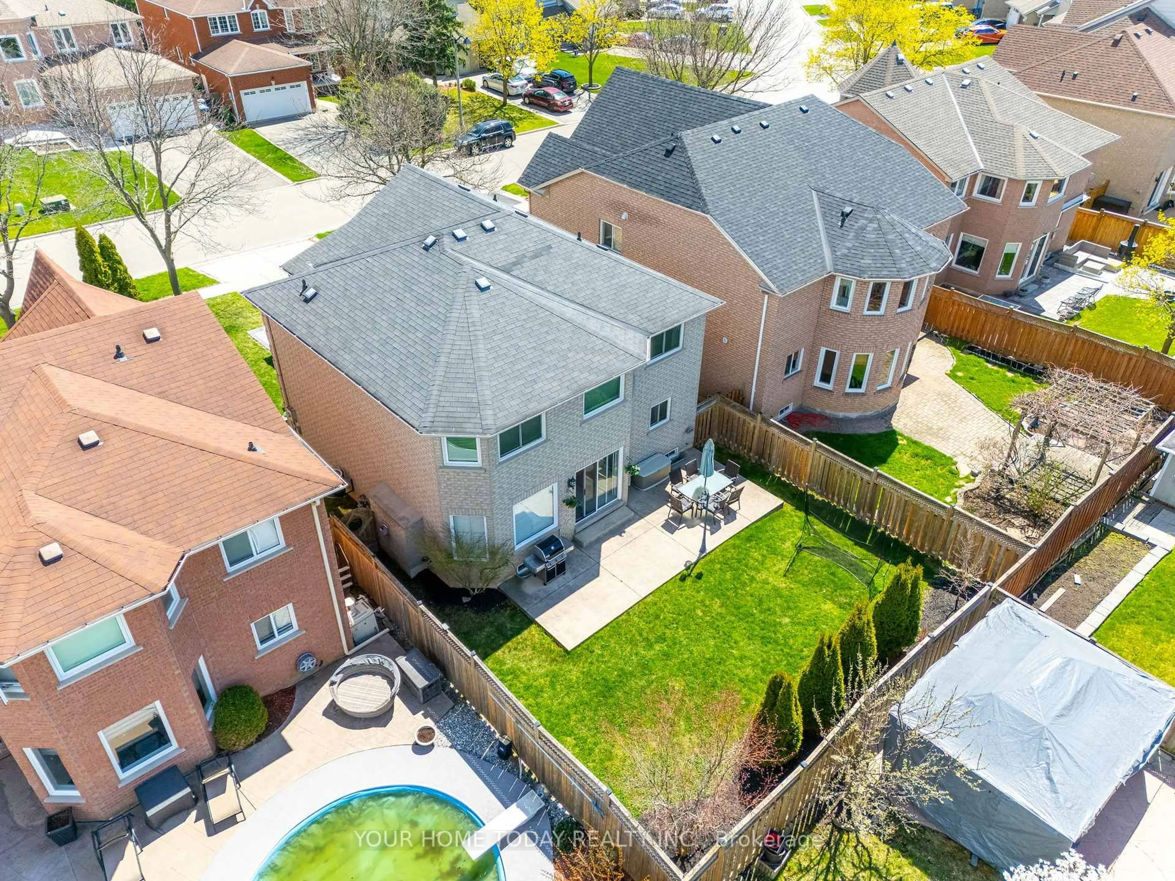 A pic from outside/outdoor area/front of a property/back of a property/a pic from drone, street for 54 Gardenia Way, Caledon Ontario L7C 1B1