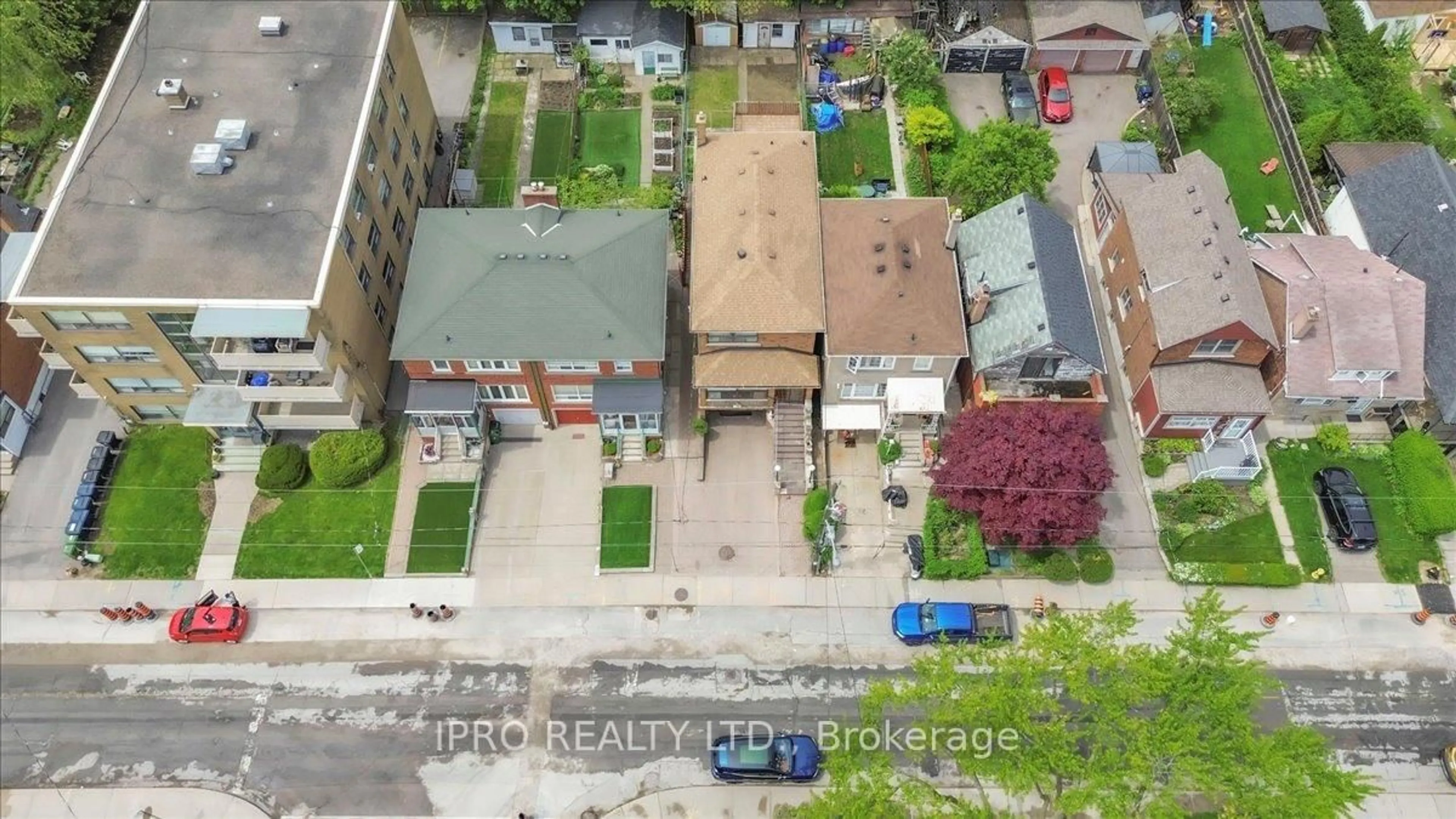 A pic from outside/outdoor area/front of a property/back of a property/a pic from drone, street for 562 harvie Ave, Toronto Ontario M6E 4M1