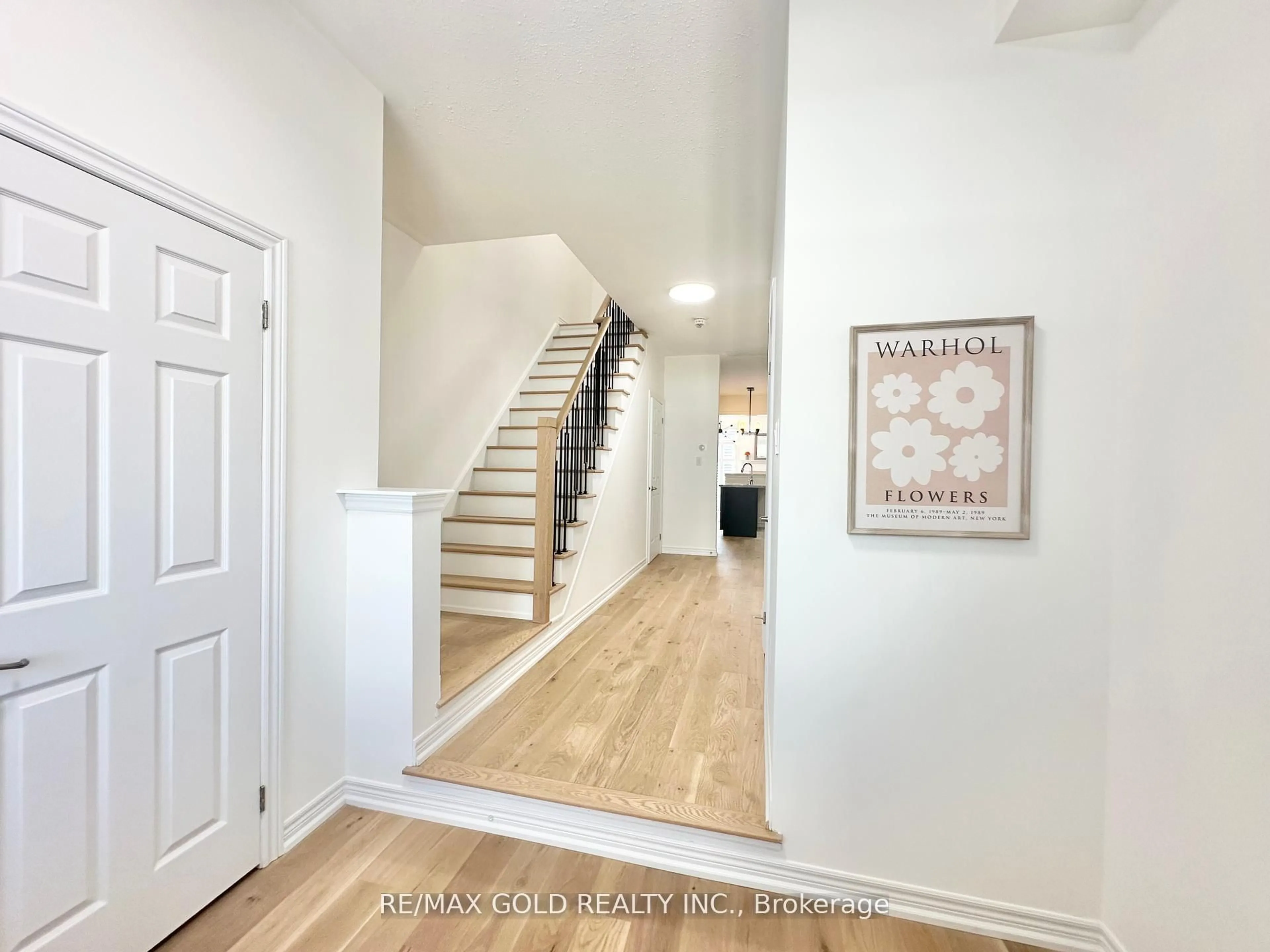 Indoor entryway for 111 Huguenot Rd, Oakville Ontario L6H 0M3