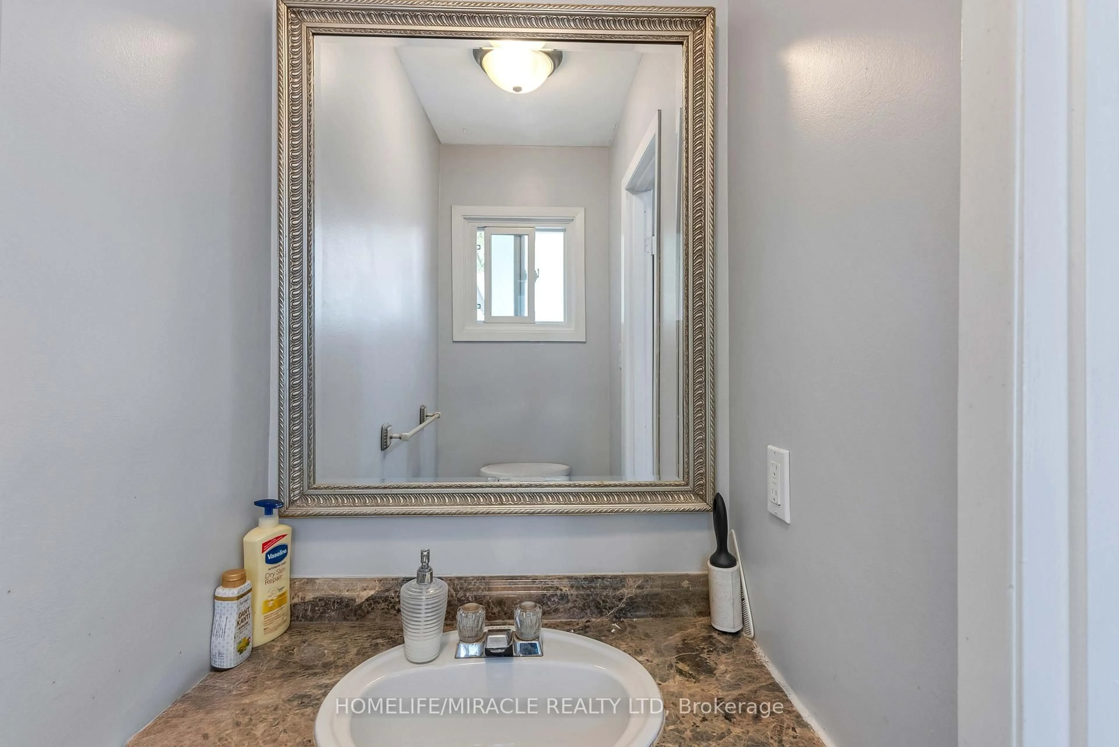 Standard bathroom, ceramic/tile floor for 156 Enderby Cres, Brampton Ontario L6T 4C7