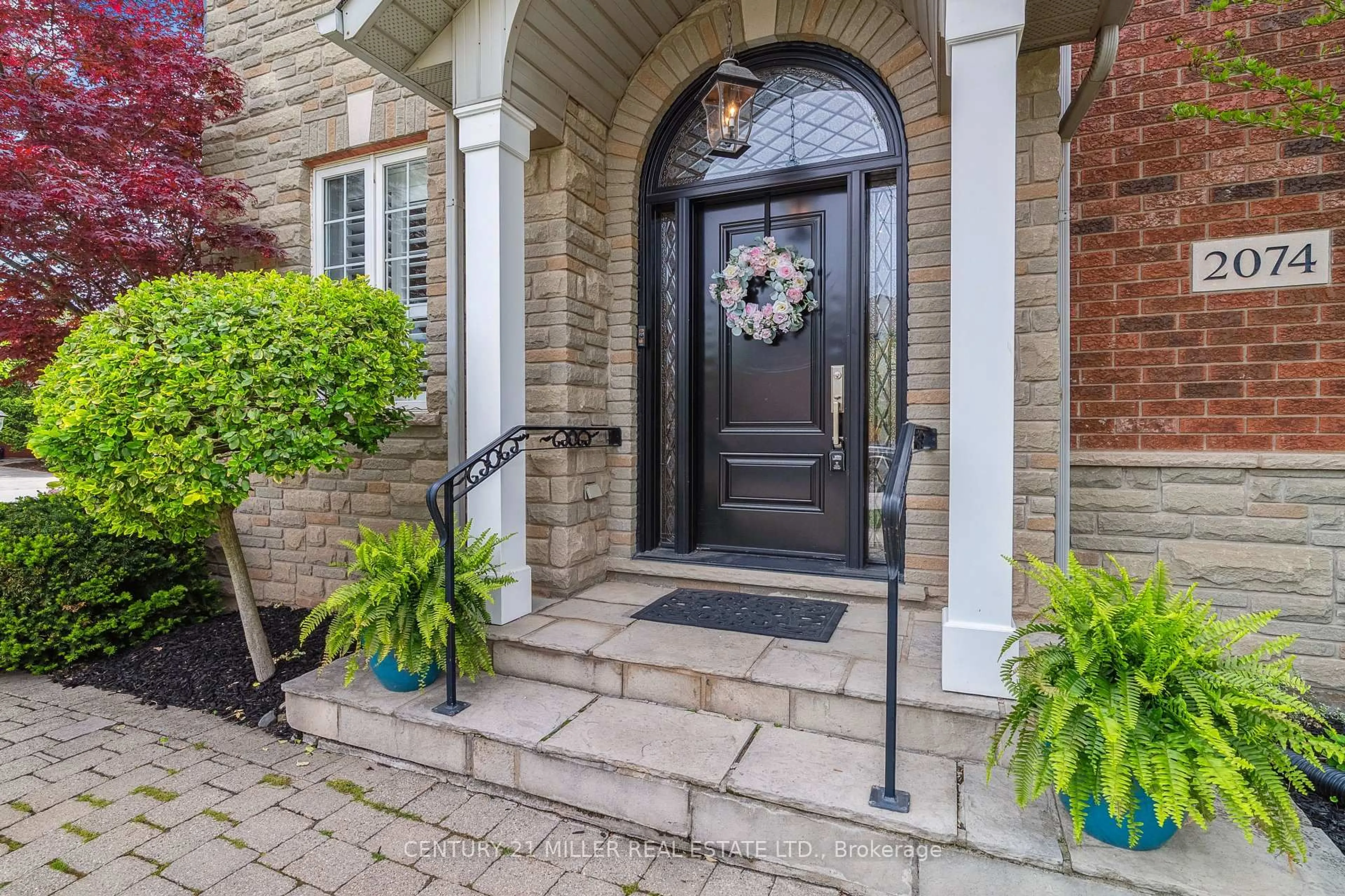 Indoor entryway for 2074 SPRINGDALE Rd, Oakville Ontario L6M 4C7